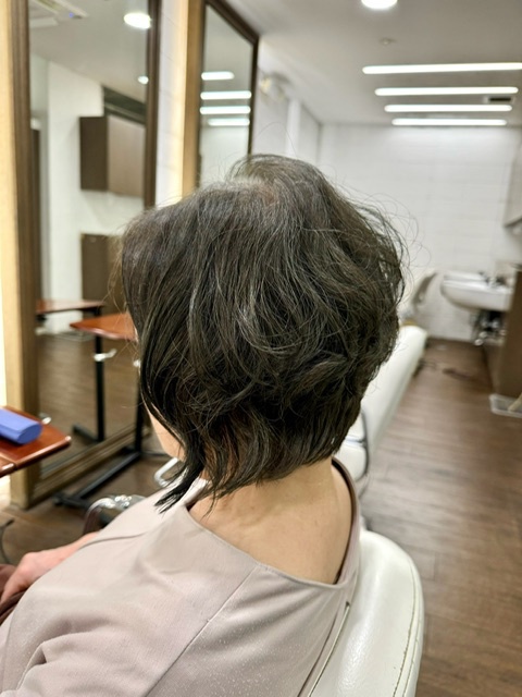 学芸大学 美容室に、Hair Esthe Hi-Deは、あります。学芸大学 美容院に、Hair Esthe Hi-Deはあります。Hair Esthe Hi-Deは目黒区学芸大学駅近くの美容室です。Hair Esthe Hi-Deは、東急東横線沿い駅近くの美容室です。Hair Esthe Hi-Deは、東急東横線沿い駅近くの美容院です。祐天寺美容室近くにも、Hair Esthe Hi-Deはあります。祐天寺美容院近くにも、Hair Esthe Hi-Deはあります。Hair Esthe Hi-Deは目黒区学芸大学駅近くの美容院です。Hair Esthe Hi-Deは目黒区学芸大学駅近くの美容室です。Hair Esthe Hi-Deは髪にやさしく、が綺麗に艶髪になります。Hair Esthe Hi-Deカットがとても上手いです。Hair Esthe Hi-Deは、オシャレです。学芸大　美容院　Hair Esthe Hi-Deは、とても人気があります。学芸大　美容室　Hair Esthe Hi-Deは、40代50代女性に人気があります。得にボブやショートスタイルが得意で、スタイルがより立体的になります。なので立体感カットが、お客様に人気です。切りっぱなしボブやマッシュショートも得意です。カラーも評判よく、ニューアマトラカラーがお客様に高評価です。オーガニックなヘアカラー　香草カラー色葉も人気です。ヘアマニキュアも保湿があり好評です。40代大人女性のお客様が多いです。40代ボブや40代ショートも得意です。50代大人女性も多いです脱白髪染めカラーも好評です。60代大人女性も多いですパーマもとても上手く、　クリープパーマがお客様に高評価クリープパーマしながら、髪は綺麗になります。Hair Esthe Hi-Deは、オープンした2003年からヘッドスパ「クリームバスヘアエステ」を提供しています。ヘッドスパ「クリームバスヘアエステ」は、頭皮の汚れを落とし且つ頭皮の保湿効果もあり髪に栄養を与え、艶々になります。プレミアム髪質改善トリートメントも大好評です。