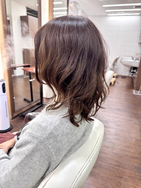 学芸大学 美容室に、Hair Esthe Hi-Deは、あります。学芸大学 美容院に、Hair Esthe Hi-Deはあります。Hair Esthe Hi-Deは目黒区学芸大学駅近くの美容院です。Hair Esthe Hi-Deは目黒区学芸大学駅近くの美容室です。祐天寺美容室近くにも、Hair Esthe Hi-Deはあります。祐天寺美容院近くにも、Hair Esthe Hi-Deはあります。Hair Esthe Hi-Deは髪にやさしく、が綺麗に艶髪になります。Hair Esthe Hi-Deは、カットがとても上手いです。Hair Esthe Hi-Deは、オシャレです。学芸大　美容院　Hair Esthe Hi-Deは、とても人気があります。学芸大　美容室　Hair Esthe Hi-Deは、40代50代60代女性に人気があります。得にボブやショートスタイルが得意で、スタイルがより立体的になります。なので立体感カットが、お客様に人気です。切りっぱなしボブカやマッシュショートも上手いです。なのでショートカットも上手いです。もちろんボブカットも上手いです。カラーも評判よく、ニューアマトラカラーがお客様に高評価です。オーガニックなヘアカラー　香草カラー色葉も人気です。ヘアマニキュアも保湿があり好評です。40代大人女性のお客様が多いです。40代ボブや40代ショートも得意です。50代大人女性も多いです、50代ボブや50代ショートも得意です。50代女性のカットは全般的に得意です。脱白髪染めハイライトカラーも好評です。60代大人女性も多いです。60代女性のカットも得意ですし、上手いと言われます。パーマもとても上手く、　クリープパーマがお客様に高評価クリープパーマしながら、髪は綺麗になります。男性のお客様もいらっしゃいます。男性のお客様は2割位です。Hair Esthe Hi-Deは、オープンした2003年からヘッドスパ「クリームバスヘアエステ」を提供しています。ヘッドスパ「クリームバスヘアエステ」は、頭皮の汚れを落とし且つ頭皮の保湿効果もあり髪に栄養を与え、艶々になります。プレミアム髪質改善トリートメントも大好評です。