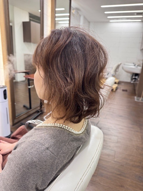 学芸大学 美容室に、Hair Esthe Hi-Deは、あります。学芸大学 美容院に、Hair Esthe Hi-Deはあります。Hair Esthe Hi-Deは目黒区学芸大学駅近くの美容院です。Hair Esthe Hi-Deは目黒区学芸大学駅近くの美容室です。祐天寺美容室近くにも、Hair Esthe Hi-Deはあります。祐天寺美容院近くにも、Hair Esthe Hi-Deはあります。Hair Esthe Hi-Deは髪にやさしく、が綺麗に艶髪になります。Hair Esthe Hi-Deは、カットがとても上手いです。Hair Esthe Hi-Deは、オシャレです。学芸大 美容院 Hair Esthe Hi-Deは、とても人気があります。学芸大 美容室 Hair Esthe Hi-Deは、40代50代60代女性に人気があります。得にボブやショートスタイルが得意で、スタイルがより立体的になります。なので立体感カットが、お客様に人気です。切りっぱなしボブカやマッシュショートも上手いです。なのでショートカットも上手いです。もちろんボブカットも上手いです。カラーも評判よく、ニューアマトラカラーがお客様に高評価です。オーガニックなヘアカラー 香草カラー色葉も人気です。ヘアマニキュアも保湿があり好評です。40代大人女性のお客様が多いです。40代ボブや40代ショートも得意です。50代大人女性も多いです、50代ボブや50代ショートも得意です。50代女性のカットは全般的に得意です。脱白髪染めハイライトカラーも好評です。60代大人女性も多いです。60代女性のカットも得意ですし、上手いと言われます。パーマもとても上手く、 クリープパーマがお客様に高評価クリープパーマしながら、髪は綺麗になります。男性のお客様もいらっしゃいます。男性のお客様は2割位です。Hair Esthe Hi-Deは、オープンした2003年からヘッドスパ「クリームバスヘアエステ」を提供しています。ヘッドスパ「クリームバスヘアエステ」は、頭皮の汚れを落とし且つ頭皮の保湿効果もあり髪に栄養を与え、艶々になります。プレミアム髪質改善トリートメントも大好評です。