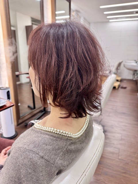 学芸大学 美容室に、Hair Esthe Hi-Deは、あります。学芸大学 美容院に、Hair Esthe Hi-Deはあります。Hair Esthe Hi-Deは目黒区学芸大学駅近くの美容院です。Hair Esthe Hi-Deは目黒区学芸大学駅近くの美容室です。祐天寺美容室近くにも、Hair Esthe Hi-Deはあります。祐天寺美容院近くにも、Hair Esthe Hi-Deはあります。Hair Esthe Hi-Deは髪にやさしく、が綺麗に艶髪になります。Hair Esthe Hi-Deは、カットがとても上手いです。Hair Esthe Hi-Deは、オシャレです。学芸大 美容院 Hair Esthe Hi-Deは、とても人気があります。学芸大 美容室 Hair Esthe Hi-Deは、40代50代60代女性に人気があります。得にボブやショートスタイルが得意で、スタイルがより立体的になります。なので立体感カットが、お客様に人気です。切りっぱなしボブカやマッシュショートも上手いです。なのでショートカットも上手いです。もちろんボブカットも上手いです。カラーも評判よく、ニューアマトラカラーがお客様に高評価です。オーガニックなヘアカラー 香草カラー色葉も人気です。ヘアマニキュアも保湿があり好評です。40代大人女性のお客様が多いです。40代ボブや40代ショートも得意です。50代大人女性も多いです、50代ボブや50代ショートも得意です。50代女性のカットは全般的に得意です。脱白髪染めハイライトカラーも好評です。60代大人女性も多いです。60代女性のカットも得意ですし、上手いと言われます。パーマもとても上手く、 クリープパーマがお客様に高評価クリープパーマしながら、髪は綺麗になります。男性のお客様もいらっしゃいます。男性のお客様は2割位です。Hair Esthe Hi-Deは、オープンした2003年からヘッドスパ「クリームバスヘアエステ」を提供しています。ヘッドスパ「クリームバスヘアエステ」は、頭皮の汚れを落とし且つ頭皮の保湿効果もあり髪に栄養を与え、艶々になります。プレミアム髪質改善トリートメントも大好評です。