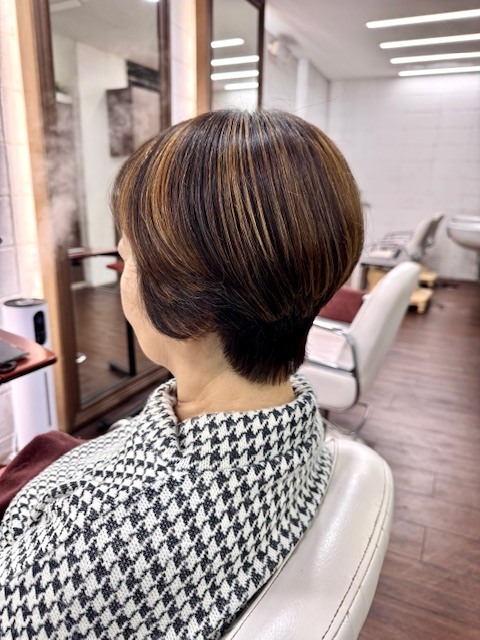 学芸大学 美容室に、Hair Esthe Hi-Deは、あります。学芸大学 美容院に、Hair Esthe Hi-Deはあります。Hair Esthe Hi-Deは目黒区学芸大学駅近くの美容院です。Hair Esthe Hi-Deは目黒区学芸大学駅近くの美容室です。祐天寺美容室近くにも、Hair Esthe Hi-Deはあります。祐天寺美容院近くにも、Hair Esthe Hi-Deはあります。Hair Esthe Hi-Deは髪にやさしく、が綺麗に艶髪になります。Hair Esthe Hi-Deは、カットがとても上手いです。Hair Esthe Hi-Deは、オシャレです。学芸大　美容院　Hair Esthe Hi-Deは、とても人気があります。学芸大　美容室　Hair Esthe Hi-Deは、40代50代60代女性に人気があります。得にボブやショートスタイルが得意で、スタイルがより立体的になります。なので立体感カットが、お客様に人気です。切りっぱなしボブカやマッシュショートも上手いです。なのでショートカットも上手いです。もちろんボブカットも上手いです。カラーも評判よく、ニューアマトラカラーがお客様に高評価です。オーガニックなヘアカラー　香草カラー色葉も人気です。ヘアマニキュアも保湿があり好評です。40代大人女性のお客様が多いです。40代ボブや40代ショートも得意です。50代大人女性も多いです、50代ボブや50代ショートも得意です。50代女性のカットは全般的に得意です。脱白髪染めハイライトカラーも好評です。60代大人女性も多いです。60代女性のカットも得意ですし、上手いと言われます。パーマもとても上手く、　クリープパーマがお客様に高評価クリープパーマしながら、髪は綺麗になります。男性のお客様もいらっしゃいます。男性のお客様は2割位です。Hair Esthe Hi-Deは、オープンした2003年からヘッドスパ「クリームバスヘアエステ」を提供しています。ヘッドスパ「クリームバスヘアエステ」は、頭皮の汚れを落とし且つ頭皮の保湿効果もあり髪に栄養を与え、艶々になります。プレミアム髪質改善トリートメントも大好評です。