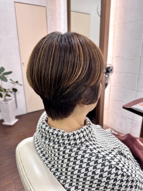 学芸大学 美容室に、Hair Esthe Hi-Deは、あります。学芸大学 美容院に、Hair Esthe Hi-Deはあります。Hair Esthe Hi-Deは目黒区学芸大学駅近くの美容院です。Hair Esthe Hi-Deは目黒区学芸大学駅近くの美容室です。祐天寺美容室近くにも、Hair Esthe Hi-Deはあります。祐天寺美容院近くにも、Hair Esthe Hi-Deはあります。Hair Esthe Hi-Deは髪にやさしく、が綺麗に艶髪になります。Hair Esthe Hi-Deは、カットがとても上手いです。Hair Esthe Hi-Deは、オシャレです。学芸大　美容院　Hair Esthe Hi-Deは、とても人気があります。学芸大　美容室　Hair Esthe Hi-Deは、40代50代60代女性に人気があります。得にボブやショートスタイルが得意で、スタイルがより立体的になります。なので立体感カットが、お客様に人気です。切りっぱなしボブカやマッシュショートも上手いです。なのでショートカットも上手いです。もちろんボブカットも上手いです。カラーも評判よく、ニューアマトラカラーがお客様に高評価です。オーガニックなヘアカラー　香草カラー色葉も人気です。ヘアマニキュアも保湿があり好評です。40代大人女性のお客様が多いです。40代ボブや40代ショートも得意です。50代大人女性も多いです、50代ボブや50代ショートも得意です。50代女性のカットは全般的に得意です。脱白髪染めハイライトカラーも好評です。60代大人女性も多いです。60代女性のカットも得意ですし、上手いと言われます。パーマもとても上手く、　クリープパーマがお客様に高評価クリープパーマしながら、髪は綺麗になります。男性のお客様もいらっしゃいます。男性のお客様は2割位です。Hair Esthe Hi-Deは、オープンした2003年からヘッドスパ「クリームバスヘアエステ」を提供しています。ヘッドスパ「クリームバスヘアエステ」は、頭皮の汚れを落とし且つ頭皮の保湿効果もあり髪に栄養を与え、艶々になります。プレミアム髪質改善トリートメントも大好評です。