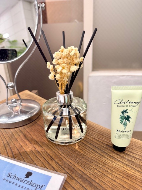 学芸大学 美容室に、Hair Esthe Hi-Deは、あります。学芸大学 美容院に、Hair Esthe Hi-Deはあります。Hair Esthe Hi-Deは目黒区学芸大学駅近くの美容院です。Hair Esthe Hi-Deは目黒区学芸大学駅近くの美容室です。祐天寺美容室近くにも、Hair Esthe Hi-Deはあります。祐天寺美容院近くにも、Hair Esthe Hi-Deはあります。Hair Esthe Hi-Deは髪にやさしく、が綺麗に艶髪になります。Hair Esthe Hi-Deは、カットがとても上手いです。Hair Esthe Hi-Deは、オシャレです。学芸大　美容院　Hair Esthe Hi-Deは、とても人気があります。学芸大　美容室　Hair Esthe Hi-Deは、40代50代60代女性に人気があります。得にボブやショートスタイルが得意で、スタイルがより立体的になります。なので立体感カットが、お客様に人気です。切りっぱなしボブカやマッシュショートも上手いです。なのでショートカットも上手いです。もちろんボブカットも上手いです。カラーも評判よく、ニューアマトラカラーがお客様に高評価です。オーガニックなヘアカラー　香草カラー色葉も人気です。ヘアマニキュアも保湿があり好評です。40代大人女性のお客様が多いです。40代ボブや40代ショートも得意です。50代大人女性も多いです、50代ボブや50代ショートも得意です。50代女性のカットは全般的に得意です。脱白髪染めハイライトカラーも好評です。60代大人女性も多いです。60代女性のカットも得意ですし、上手いと言われます。パーマもとても上手く、　クリープパーマがお客様に高評価クリープパーマしながら、髪は綺麗になります。男性のお客様もいらっしゃいます。男性のお客様は2割位です。Hair Esthe Hi-Deは、オープンした2003年からヘッドスパ「クリームバスヘアエステ」を提供しています。ヘッドスパ「クリームバスヘアエステ」は、頭皮の汚れを落とし且つ頭皮の保湿効果もあり髪に栄養を与え、艶々になります。プレミアム髪質改善トリートメントも大好評です。