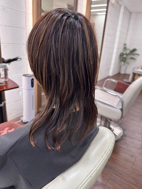 学芸大学 美容室に、Hair Esthe Hi-Deは、あります。学芸大学 美容院に、Hair Esthe Hi-Deはあります。Hair Esthe Hi-Deは目黒区学芸大学駅近くの美容院です。Hair Esthe Hi-Deは目黒区学芸大学駅近くの美容室です。祐天寺美容室近くにも、Hair Esthe Hi-Deはあります。祐天寺美容院近くにも、Hair Esthe Hi-Deはあります。Hair Esthe Hi-Deは髪にやさしく、が綺麗に艶髪になります。Hair Esthe Hi-Deは、カットがとても上手いです。Hair Esthe Hi-Deは、オシャレです。学芸大　美容院　Hair Esthe Hi-Deは、とても人気があります。学芸大　美容室　Hair Esthe Hi-Deは、40代50代60代女性に人気があります。得にボブやショートスタイルが得意で、スタイルがより立体的になります。なので立体感カットが、お客様に人気です。切りっぱなしボブカやマッシュショートも上手いです。なのでショートカットも上手いです。もちろんボブカットも上手いです。カラーも評判よく、ニューアマトラカラーがお客様に高評価です。オーガニックなヘアカラー　香草カラー色葉も人気です。ヘアマニキュアも保湿があり好評です。40代大人女性のお客様が多いです。40代ボブや40代ショートも得意です。50代大人女性も多いです、50代ボブや50代ショートも得意です。50代女性のカットは全般的に得意です。脱白髪染めハイライトカラーも好評です。60代大人女性も多いです。60代女性のカットも得意ですし、上手いと言われます。パーマもとても上手く、　クリープパーマがお客様に高評価クリープパーマしながら、髪は綺麗になります。男性のお客様もいらっしゃいます。男性のお客様は2割位です。Hair Esthe Hi-Deは、オープンした2003年からヘッドスパ「クリームバスヘアエステ」を提供しています。ヘッドスパ「クリームバスヘアエステ」は、頭皮の汚れを落とし且つ頭皮の保湿効果もあり髪に栄養を与え、艶々になります。プレミアム髪質改善トリートメントも大好評です。