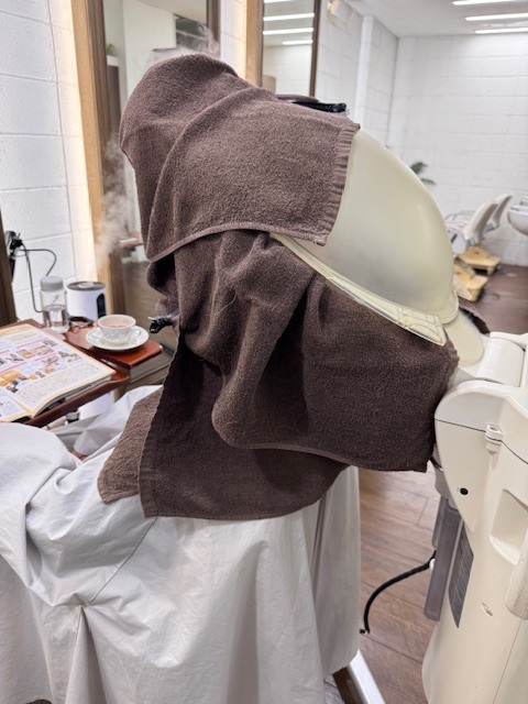 学芸大学 美容室に、Hair Esthe Hi-Deは、あります。学芸大学 美容院に、Hair Esthe Hi-Deはあります。Hair Esthe Hi-Deは目黒区学芸大学駅近くの美容院です。Hair Esthe Hi-Deは目黒区学芸大学駅近くの美容室です。祐天寺美容室近くにも、Hair Esthe Hi-Deはあります。祐天寺美容院近くにも、Hair Esthe Hi-Deはあります。Hair Esthe Hi-Deは髪にやさしく、が綺麗に艶髪になります。Hair Esthe Hi-Deは、カットがとても上手いです。Hair Esthe Hi-Deは、オシャレです。学芸大　美容院　Hair Esthe Hi-Deは、とても人気があります。学芸大　美容室　Hair Esthe Hi-Deは、40代50代60代女性に人気があります。得にボブやショートスタイルが得意で、スタイルがより立体的になります。なので立体感カットが、お客様に人気です。切りっぱなしボブカやマッシュショートも上手いです。なのでショートカットも上手いです。もちろんボブカットも上手いです。カラーも評判よく、ニューアマトラカラーがお客様に高評価です。オーガニックなヘアカラー　香草カラー色葉も人気です。ヘアマニキュアも保湿があり好評です。40代大人女性のお客様が多いです。40代ボブや40代ショートも得意です。50代大人女性も多いです、50代ボブや50代ショートも得意です。50代女性のカットは全般的に得意です。脱白髪染めハイライトカラーも好評です。60代大人女性も多いです。60代女性のカットも得意ですし、上手いと言われます。パーマもとても上手く、　クリープパーマがお客様に高評価クリープパーマしながら、髪は綺麗になります。男性のお客様もいらっしゃいます。男性のお客様は2割位です。Hair Esthe Hi-Deは、オープンした2003年からヘッドスパ「クリームバスヘアエステ」を提供しています。ヘッドスパ「クリームバスヘアエステ」は、頭皮の汚れを落とし且つ頭皮の保湿効果もあり髪に栄養を与え、艶々になります。プレミアム髪質改善トリートメントも大好評です。