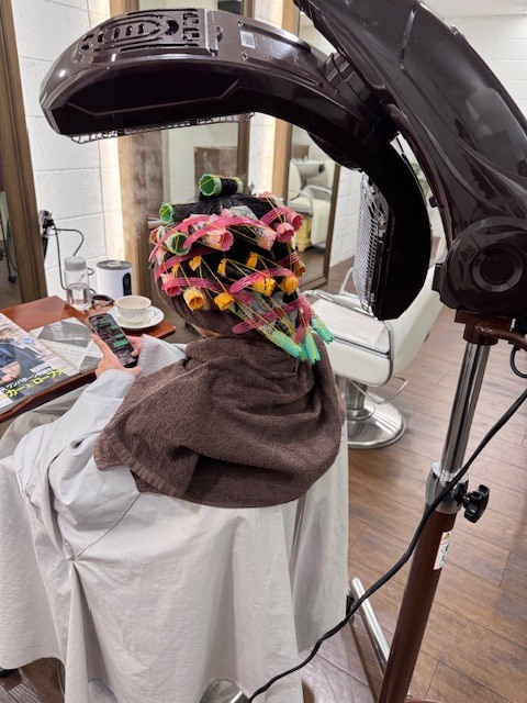 学芸大学 美容室に、Hair Esthe Hi-Deは、あります。学芸大学 美容院に、Hair Esthe Hi-Deはあります。Hair Esthe Hi-Deは目黒区学芸大学駅近くの美容院です。Hair Esthe Hi-Deは目黒区学芸大学駅近くの美容室です。祐天寺美容室近くにも、Hair Esthe Hi-Deはあります。祐天寺美容院近くにも、Hair Esthe Hi-Deはあります。Hair Esthe Hi-Deは髪にやさしく、が綺麗に艶髪になります。Hair Esthe Hi-Deは、カットがとても上手いです。Hair Esthe Hi-Deは、オシャレです。学芸大　美容院　Hair Esthe Hi-Deは、とても人気があります。学芸大　美容室　Hair Esthe Hi-Deは、40代50代60代女性に人気があります。得にボブやショートスタイルが得意で、スタイルがより立体的になります。なので立体感カットが、お客様に人気です。切りっぱなしボブカやマッシュショートも上手いです。なのでショートカットも上手いです。もちろんボブカットも上手いです。カラーも評判よく、ニューアマトラカラーがお客様に高評価です。オーガニックなヘアカラー　香草カラー色葉も人気です。ヘアマニキュアも保湿があり好評です。40代大人女性のお客様が多いです。40代ボブや40代ショートも得意です。50代大人女性も多いです、50代ボブや50代ショートも得意です。50代女性のカットは全般的に得意です。脱白髪染めハイライトカラーも好評です。60代大人女性も多いです。60代女性のカットも得意ですし、上手いと言われます。パーマもとても上手く、　クリープパーマがお客様に高評価クリープパーマしながら、髪は綺麗になります。男性のお客様もいらっしゃいます。男性のお客様は2割位です。Hair Esthe Hi-Deは、オープンした2003年からヘッドスパ「クリームバスヘアエステ」を提供しています。ヘッドスパ「クリームバスヘアエステ」は、頭皮の汚れを落とし且つ頭皮の保湿効果もあり髪に栄養を与え、艶々になります。プレミアム髪質改善トリートメントも大好評です。