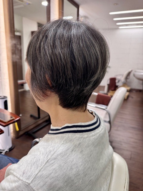 学芸大学 美容室に、Hair Esthe Hi-Deは、あります。学芸大学 美容院に、Hair Esthe Hi-Deはあります。Hair Esthe Hi-Deは目黒区学芸大学駅近くの美容院です。Hair Esthe Hi-Deは目黒区学芸大学駅近くの美容室です。祐天寺美容室近くにも、Hair Esthe Hi-Deはあります。祐天寺美容院近くにも、Hair Esthe Hi-Deはあります。Hair Esthe Hi-Deは髪にやさしく、が綺麗に艶髪になります。Hair Esthe Hi-Deは、カットがとても上手いです。Hair Esthe Hi-Deは、オシャレです。学芸大 美容院 Hair Esthe Hi-Deは、とても人気があります。学芸大 美容室 Hair Esthe Hi-Deは、40代50代60代女性に人気があります。得にボブやショートスタイルが得意で、スタイルがより立体的になります。なので立体感カットが、お客様に人気です。切りっぱなしボブカやマッシュショートも上手いです。なのでショートカットも上手いです。もちろんボブカットも上手いです。カラーも評判よく、ニューアマトラカラーがお客様に高評価です。オーガニックなヘアカラー 香草カラー色葉も人気です。ヘアマニキュアも保湿があり好評です。40代大人女性のお客様が多いです。40代ボブや40代ショートも得意です。50代大人女性も多いです、50代ボブや50代ショートも得意です。50代女性のカットは全般的に得意です。脱白髪染めハイライトカラーも好評です。60代大人女性も多いです。60代女性のカットも得意ですし、上手いと言われます。パーマもとても上手く、 クリープパーマがお客様に高評価クリープパーマしながら、髪は綺麗になります。男性のお客様もいらっしゃいます。男性のお客様は2割位です。Hair Esthe Hi-Deは、オープンした2003年からヘッドスパ「クリームバスヘアエステ」を提供しています。ヘッドスパ「クリームバスヘアエステ」は、頭皮の汚れを落とし且つ頭皮の保湿効果もあり髪に栄養を与え、艶々になります。プレミアム髪質改善トリートメントも大好評です。