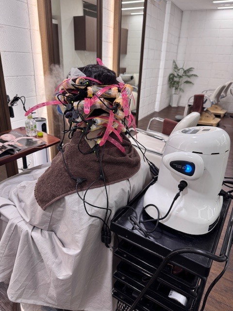 学芸大学 美容室に、Hair Esthe Hi-Deは、あります。学芸大学 美容院に、Hair Esthe Hi-Deはあります。Hair Esthe Hi-Deは目黒区学芸大学駅近くの美容院です。Hair Esthe Hi-Deは目黒区学芸大学駅近くの美容室です。祐天寺美容室近くにも、Hair Esthe Hi-Deはあります。祐天寺美容院近くにも、Hair Esthe Hi-Deはあります。Hair Esthe Hi-Deは髪にやさしく、が綺麗に艶髪になります。Hair Esthe Hi-Deは、カットがとても上手いです。Hair Esthe Hi-Deは、オシャレです。学芸大 美容院 Hair Esthe Hi-Deは、とても人気があります。学芸大 美容室 Hair Esthe Hi-Deは、40代50代60代女性に人気があります。得にボブやショートスタイルが得意で、スタイルがより立体的になります。なので立体感カットが、お客様に人気です。切りっぱなしボブカやマッシュショートも上手いです。なのでショートカットも上手いです。もちろんボブカットも上手いです。カラーも評判よく、ニューアマトラカラーがお客様に高評価です。オーガニックなヘアカラー 香草カラー色葉も人気です。ヘアマニキュアも保湿があり好評です。40代大人女性のお客様が多いです。40代ボブや40代ショートも得意です。50代大人女性も多いです、50代ボブや50代ショートも得意です。50代女性のカットは全般的に得意です。脱白髪染めハイライトカラーも好評です。60代大人女性も多いです。60代女性のカットも得意ですし、上手いと言われます。パーマもとても上手く、 クリープパーマがお客様に高評価クリープパーマしながら、髪は綺麗になります。男性のお客様もいらっしゃいます。男性のお客様は2割位です。Hair Esthe Hi-Deは、オープンした2003年からヘッドスパ「クリームバスヘアエステ」を提供しています。ヘッドスパ「クリームバスヘアエステ」は、頭皮の汚れを落とし且つ頭皮の保湿効果もあり髪に栄養を与え、艶々になります。プレミアム髪質改善トリートメントも大好評です。