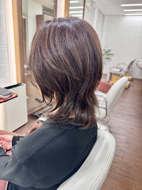 学芸大学 美容室に、Hair Esthe Hi-Deは、あります。学芸大学 美容院に、Hair Esthe Hi-Deはあります。Hair Esthe Hi-Deは目黒区学芸大学駅近くの美容院です。Hair Esthe Hi-Deは目黒区学芸大学駅近くの美容室です。祐天寺美容室近くにも、Hair Esthe Hi-Deはあります。祐天寺美容院近くにも、Hair Esthe Hi-Deはあります。Hair Esthe Hi-Deは髪にやさしく、が綺麗に艶髪になります。Hair Esthe Hi-Deは、カットがとても上手いです。Hair Esthe Hi-Deは、オシャレです。学芸大 美容院 Hair Esthe Hi-Deは、とても人気があります。学芸大 美容室 Hair Esthe Hi-Deは、40代50代60代女性に人気があります。得にボブやショートスタイルが得意で、スタイルがより立体的になります。なので立体感カットが、お客様に人気です。切りっぱなしボブカやマッシュショートも上手いです。なのでショートカットも上手いです。もちろんボブカットも上手いです。カラーも評判よく、ニューアマトラカラーがお客様に高評価です。オーガニックなヘアカラー 香草カラー色葉も人気です。ヘアマニキュアも保湿があり好評です。40代大人女性のお客様が多いです。40代ボブや40代ショートも得意です。50代大人女性も多いです、50代ボブや50代ショートも得意です。50代女性のカットは全般的に得意です。脱白髪染めハイライトカラーも好評です。60代大人女性も多いです。60代女性のカットも得意ですし、上手いと言われます。パーマもとても上手く、 クリープパーマがお客様に高評価クリープパーマしながら、髪は綺麗になります。男性のお客様もいらっしゃいます。男性のお客様は2割位です。Hair Esthe Hi-Deは、オープンした2003年からヘッドスパ「クリームバスヘアエステ」を提供しています。ヘッドスパ「クリームバスヘアエステ」は、頭皮の汚れを落とし且つ頭皮の保湿効果もあり髪に栄養を与え、艶々になります。プレミアム髪質改善トリートメントも大好評です。