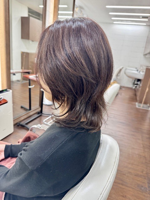 学芸大学 美容室に、Hair Esthe Hi-Deは、あります。学芸大学 美容院に、Hair Esthe Hi-Deはあります。Hair Esthe Hi-Deは目黒区学芸大学駅近くの美容院です。Hair Esthe Hi-Deは目黒区学芸大学駅近くの美容室です。祐天寺美容室近くにも、Hair Esthe Hi-Deはあります。祐天寺美容院近くにも、Hair Esthe Hi-Deはあります。Hair Esthe Hi-Deは髪にやさしく、が綺麗に艶髪になります。Hair Esthe Hi-Deは、カットがとても上手いです。Hair Esthe Hi-Deは、オシャレです。学芸大 美容院 Hair Esthe Hi-Deは、とても人気があります。学芸大 美容室 Hair Esthe Hi-Deは、40代50代60代女性に人気があります。得にボブやショートスタイルが得意で、スタイルがより立体的になります。なので立体感カットが、お客様に人気です。切りっぱなしボブカやマッシュショートも上手いです。なのでショートカットも上手いです。もちろんボブカットも上手いです。カラーも評判よく、ニューアマトラカラーがお客様に高評価です。オーガニックなヘアカラー 香草カラー色葉も人気です。ヘアマニキュアも保湿があり好評です。40代大人女性のお客様が多いです。40代ボブや40代ショートも得意です。50代大人女性も多いです、50代ボブや50代ショートも得意です。50代女性のカットは全般的に得意です。脱白髪染めハイライトカラーも好評です。60代大人女性も多いです。60代女性のカットも得意ですし、上手いと言われます。パーマもとても上手く、 クリープパーマがお客様に高評価クリープパーマしながら、髪は綺麗になります。男性のお客様もいらっしゃいます。男性のお客様は2割位です。Hair Esthe Hi-Deは、オープンした2003年からヘッドスパ「クリームバスヘアエステ」を提供しています。ヘッドスパ「クリームバスヘアエステ」は、頭皮の汚れを落とし且つ頭皮の保湿効果もあり髪に栄養を与え、艶々になります。プレミアム髪質改善トリートメントも大好評です。