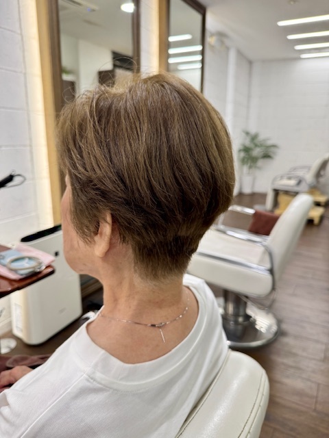 学芸大学 美容室に、Hair Esthe Hi-Deは、あります。学芸大学 美容院に、Hair Esthe Hi-Deはあります。Hair Esthe Hi-Deは目黒区学芸大学駅近くの美容院です。Hair Esthe Hi-Deは目黒区学芸大学駅近くの美容室です。祐天寺美容室近くにも、Hair Esthe Hi-Deはあります。祐天寺美容院近くにも、Hair Esthe Hi-Deはあります。Hair Esthe Hi-Deは髪にやさしく、が綺麗に艶髪になります。Hair Esthe Hi-Deは、カットがとても上手いです。Hair Esthe Hi-Deは、オシャレです。学芸大　美容院　Hair Esthe Hi-Deは、とても人気があります。学芸大　美容室　Hair Esthe Hi-Deは、40代50代60代女性に人気があります。得にボブやショートスタイルが得意で、スタイルがより立体的になります。なので立体感カットが、お客様に人気です。切りっぱなしボブカやマッシュショートも上手いです。なのでショートカットも上手いです。もちろんボブカットも上手いです。カラーも評判よく、ニューアマトラカラーがお客様に高評価です。オーガニックなヘアカラー　香草カラー色葉も人気です。ヘアマニキュアも保湿があり好評です。40代大人女性のお客様が多いです。40代ボブや40代ショートも得意です。50代大人女性も多いです、50代ボブや50代ショートも得意です。50代女性のカットは全般的に得意です。脱白髪染めハイライトカラーも好評です。60代大人女性も多いです。60代女性のカットも得意ですし、上手いと言われます。パーマもとても上手く、　クリープパーマがお客様に高評価クリープパーマしながら、髪は綺麗になります。男性のお客様もいらっしゃいます。男性のお客様は2割位です。Hair Esthe Hi-Deは、オープンした2003年からヘッドスパ「クリームバスヘアエステ」を提供しています。ヘッドスパ「クリームバスヘアエステ」は、頭皮の汚れを落とし且つ頭皮の保湿効果もあり髪に栄養を与え、艶々になります。プレミアム髪質改善トリートメントも大好評です。