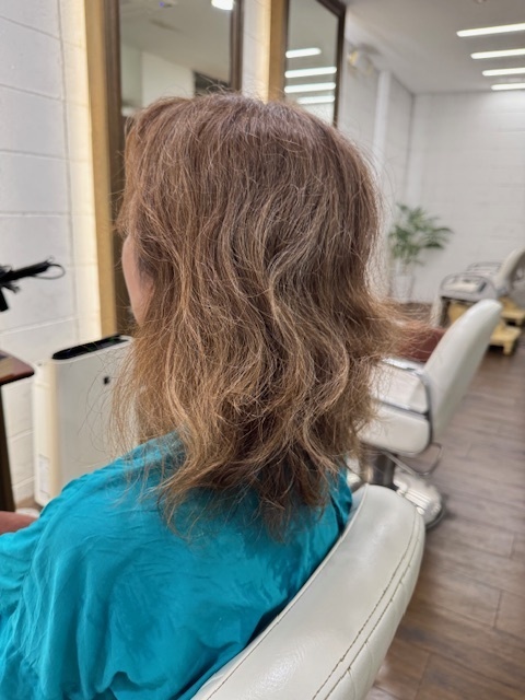 学芸大学 美容室に、Hair Esthe Hi-Deは、あります。学芸大学 美容院に、Hair Esthe Hi-Deはあります。Hair Esthe Hi-Deは目黒区学芸大学駅近くの美容院です。Hair Esthe Hi-Deは目黒区学芸大学駅近くの美容室です。祐天寺美容室近くにも、Hair Esthe Hi-Deはあります。祐天寺美容院近くにも、Hair Esthe Hi-Deはあります。Hair Esthe Hi-Deは髪にやさしく、が綺麗に艶髪になります。Hair Esthe Hi-Deは、カットがとても上手いです。Hair Esthe Hi-Deは、オシャレです。学芸大　美容院　Hair Esthe Hi-Deは、とても人気があります。学芸大　美容室　Hair Esthe Hi-Deは、40代50代60代女性に人気があります。得にボブやショートスタイルが得意で、スタイルがより立体的になります。なので立体感カットが、お客様に人気です。切りっぱなしボブカやマッシュショートも上手いです。なのでショートカットも上手いです。もちろんボブカットも上手いです。カラーも評判よく、ニューアマトラカラーがお客様に高評価です。オーガニックなヘアカラー　香草カラー色葉も人気です。ヘアマニキュアも保湿があり好評です。40代大人女性のお客様が多いです。40代ボブや40代ショートも得意です。50代大人女性も多いです、50代ボブや50代ショートも得意です。50代女性のカットは全般的に得意です。脱白髪染めハイライトカラーも好評です。60代大人女性も多いです。60代女性のカットも得意ですし、上手いと言われます。パーマもとても上手く、　クリープパーマがお客様に高評価クリープパーマしながら、髪は綺麗になります。男性のお客様もいらっしゃいます。男性のお客様は2割位です。Hair Esthe Hi-Deは、オープンした2003年からヘッドスパ「クリームバスヘアエステ」を提供しています。ヘッドスパ「クリームバスヘアエステ」は、頭皮の汚れを落とし且つ頭皮の保湿効果もあり髪に栄養を与え、艶々になります。プレミアム髪質改善トリートメントも大好評です。