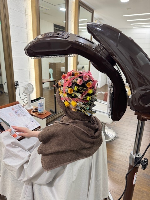 学芸大学 美容室に、Hair Esthe Hi-Deは、あります。学芸大学 美容院に、Hair Esthe Hi-Deはあります。Hair Esthe Hi-Deは目黒区学芸大学駅近くの美容院です。Hair Esthe Hi-Deは目黒区学芸大学駅近くの美容室です。祐天寺美容室近くにも、Hair Esthe Hi-Deはあります。祐天寺美容院近くにも、Hair Esthe Hi-Deはあります。Hair Esthe Hi-Deは髪にやさしく、が綺麗に艶髪になります。Hair Esthe Hi-Deは、カットがとても上手いです。Hair Esthe Hi-Deは、オシャレです。学芸大　美容院　Hair Esthe Hi-Deは、とても人気があります。学芸大　美容室　Hair Esthe Hi-Deは、40代50代60代女性に人気があります。得にボブやショートスタイルが得意で、スタイルがより立体的になります。なので立体感カットが、お客様に人気です。切りっぱなしボブカやマッシュショートも上手いです。なのでショートカットも上手いです。もちろんボブカットも上手いです。カラーも評判よく、ニューアマトラカラーがお客様に高評価です。オーガニックなヘアカラー　香草カラー色葉も人気です。ヘアマニキュアも保湿があり好評です。40代大人女性のお客様が多いです。40代ボブや40代ショートも得意です。50代大人女性も多いです、50代ボブや50代ショートも得意です。50代女性のカットは全般的に得意です。脱白髪染めハイライトカラーも好評です。60代大人女性も多いです。60代女性のカットも得意ですし、上手いと言われます。パーマもとても上手く、　クリープパーマがお客様に高評価クリープパーマしながら、髪は綺麗になります。男性のお客様もいらっしゃいます。男性のお客様は2割位です。Hair Esthe Hi-Deは、オープンした2003年からヘッドスパ「クリームバスヘアエステ」を提供しています。ヘッドスパ「クリームバスヘアエステ」は、頭皮の汚れを落とし且つ頭皮の保湿効果もあり髪に栄養を与え、艶々になります。プレミアム髪質改善トリートメントも大好評です。