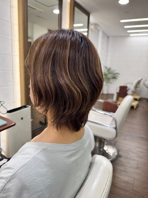 学芸大学 美容室に、Hair Esthe Hi-Deは、あります。学芸大学 美容院に、Hair Esthe Hi-Deはあります。Hair Esthe Hi-Deは目黒区学芸大学駅近くの美容院です。Hair Esthe Hi-Deは目黒区学芸大学駅近くの美容室です。祐天寺美容室近くにも、Hair Esthe Hi-Deはあります。祐天寺美容院近くにも、Hair Esthe Hi-Deはあります。Hair Esthe Hi-Deは髪にやさしく、が綺麗に艶髪になります。Hair Esthe Hi-Deは、カットがとても上手いです。Hair Esthe Hi-Deは、オシャレです。学芸大 美容院 Hair Esthe Hi-Deは、とても人気があります。学芸大 美容室 Hair Esthe Hi-Deは、40代50代60代女性に人気があります。得にボブやショートスタイルが得意で、スタイルがより立体的になります。なので立体感カットが、お客様に人気です。切りっぱなしボブカやマッシュショートも上手いです。なのでショートカットも上手いです。もちろんボブカットも上手いです。カラーも評判よく、ニューアマトラカラーがお客様に高評価です。オーガニックなヘアカラー 香草カラー色葉も人気です。ヘアマニキュアも保湿があり好評です。40代大人女性のお客様が多いです。40代ボブや40代ショートも得意です。50代大人女性も多いです、50代ボブや50代ショートも得意です。50代女性のカットは全般的に得意です。脱白髪染めハイライトカラーも好評です。60代大人女性も多いです。60代女性のカットも得意ですし、上手いと言われます。パーマもとても上手く、 クリープパーマがお客様に高評価クリープパーマしながら、髪は綺麗になります。男性のお客様もいらっしゃいます。男性のお客様は2割位です。Hair Esthe Hi-Deは、オープンした2003年からヘッドスパ「クリームバスヘアエステ」を提供しています。ヘッドスパ「クリームバスヘアエステ」は、頭皮の汚れを落とし且つ頭皮の保湿効果もあり髪に栄養を与え、艶々になります。プレミアム髪質改善トリートメントも大好評です。