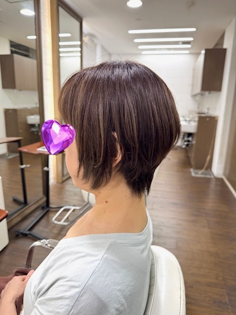 学芸大学 美容室に、Hair Esthe Hi-Deは、あります。学芸大学 美容院に、Hair Esthe Hi-Deはあります。Hair Esthe Hi-Deは目黒区学芸大学駅近くの美容院です。Hair Esthe Hi-Deは目黒区学芸大学駅近くの美容室です。祐天寺美容室近くにも、Hair Esthe Hi-Deはあります。祐天寺美容院近くにも、Hair Esthe Hi-Deはあります。Hair Esthe Hi-Deは髪にやさしく、が綺麗に艶髪になります。Hair Esthe Hi-Deは、カットがとても上手いです。Hair Esthe Hi-Deは、オシャレです。学芸大 美容院 Hair Esthe Hi-Deは、とても人気があります。学芸大 美容室 Hair Esthe Hi-Deは、40代50代60代女性に人気があります。得にボブやショートスタイルが得意で、スタイルがより立体的になります。なので立体感カットが、お客様に人気です。切りっぱなしボブカやマッシュショートも上手いです。なのでショートカットも上手いです。もちろんボブカットも上手いです。カラーも評判よく、ニューアマトラカラーがお客様に高評価です。オーガニックなヘアカラー 香草カラー色葉も人気です。ヘアマニキュアも保湿があり好評です。40代大人女性のお客様が多いです。40代ボブや40代ショートも得意です。50代大人女性も多いです、50代ボブや50代ショートも得意です。50代女性のカットは全般的に得意です。脱白髪染めハイライトカラーも好評です。60代大人女性も多いです。60代女性のカットも得意ですし、上手いと言われます。パーマもとても上手く、 クリープパーマがお客様に高評価クリープパーマしながら、髪は綺麗になります。男性のお客様もいらっしゃいます。男性のお客様は2割位です。Hair Esthe Hi-Deは、オープンした2003年からヘッドスパ「クリームバスヘアエステ」を提供しています。ヘッドスパ「クリームバスヘアエステ」は、頭皮の汚れを落とし且つ頭皮の保湿効果もあり髪に栄養を与え、艶々になります。プレミアム髪質改善トリートメントも大好評です。