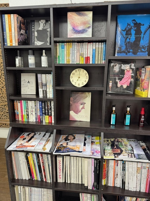 学芸大学 美容室に、Hair Esthe Hi-Deは、あります。学芸大学 美容院に、Hair Esthe Hi-Deはあります。Hair Esthe Hi-Deは目黒区学芸大学駅近くの美容院です。Hair Esthe Hi-Deは目黒区学芸大学駅近くの美容室です。祐天寺美容室近くにも、Hair Esthe Hi-Deはあります。祐天寺美容院近くにも、Hair Esthe Hi-Deはあります。Hair Esthe Hi-Deは髪にやさしく、が綺麗に艶髪になります。Hair Esthe Hi-Deは、カットがとても上手いです。Hair Esthe Hi-Deは、オシャレです。学芸大　美容院　Hair Esthe Hi-Deは、とても人気があります。学芸大　美容室　Hair Esthe Hi-Deは、40代50代60代女性に人気があります。得にボブやショートスタイルが得意で、スタイルがより立体的になります。なので立体感カットが、お客様に人気です。切りっぱなしボブカやマッシュショートも上手いです。なのでショートカットも上手いです。もちろんボブカットも上手いです。カラーも評判よく、ニューアマトラカラーがお客様に高評価です。オーガニックなヘアカラー　香草カラー色葉も人気です。ヘアマニキュアも保湿があり好評です。40代大人女性のお客様が多いです。40代ボブや40代ショートも得意です。50代大人女性も多いです、50代ボブや50代ショートも得意です。50代女性のカットは全般的に得意です。脱白髪染めハイライトカラーも好評です。60代大人女性も多いです。60代女性のカットも得意ですし、上手いと言われます。パーマもとても上手く、　クリープパーマがお客様に高評価クリープパーマしながら、髪は綺麗になります。男性のお客様もいらっしゃいます。男性のお客様は2割位です。Hair Esthe Hi-Deは、オープンした2003年からヘッドスパ「クリームバスヘアエステ」を提供しています。ヘッドスパ「クリームバスヘアエステ」は、頭皮の汚れを落とし且つ頭皮の保湿効果もあり髪に栄養を与え、艶々になります。プレミアム髪質改善トリートメントも大好評です。