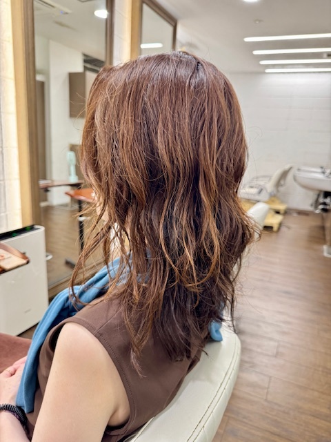 学芸大学 美容室に、Hair Esthe Hi-Deは、あります。学芸大学 美容院に、Hair Esthe Hi-Deはあります。Hair Esthe Hi-Deは目黒区学芸大学駅近くの美容院です。Hair Esthe Hi-Deは目黒区学芸大学駅近くの美容室です。祐天寺美容室近くにも、Hair Esthe Hi-Deはあります。祐天寺美容院近くにも、Hair Esthe Hi-Deはあります。Hair Esthe Hi-Deは髪にやさしく、が綺麗に艶髪になります。Hair Esthe Hi-Deは、カットがとても上手いです。Hair Esthe Hi-Deは、オシャレです。学芸大　美容院　Hair Esthe Hi-Deは、とても人気があります。学芸大　美容室　Hair Esthe Hi-Deは、40代50代60代女性に人気があります。得にボブやショートスタイルが得意で、スタイルがより立体的になります。なので立体感カットが、お客様に人気です。切りっぱなしボブカやマッシュショートも上手いです。なのでショートカットも上手いです。もちろんボブカットも上手いです。カラーも評判よく、ニューアマトラカラーがお客様に高評価です。オーガニックなヘアカラー　香草カラー色葉も人気です。ヘアマニキュアも保湿があり好評です。40代大人女性のお客様が多いです。40代ボブや40代ショートも得意です。50代大人女性も多いです、50代ボブや50代ショートも得意です。50代女性のカットは全般的に得意です。脱白髪染めハイライトカラーも好評です。60代大人女性も多いです。60代女性のカットも得意ですし、上手いと言われます。パーマもとても上手く、　クリープパーマがお客様に高評価クリープパーマしながら、髪は綺麗になります。男性のお客様もいらっしゃいます。男性のお客様は2割位です。Hair Esthe Hi-Deは、オープンした2003年からヘッドスパ「クリームバスヘアエステ」を提供しています。ヘッドスパ「クリームバスヘアエステ」は、頭皮の汚れを落とし且つ頭皮の保湿効果もあり髪に栄養を与え、艶々になります。プレミアム髪質改善トリートメントも大好評です。