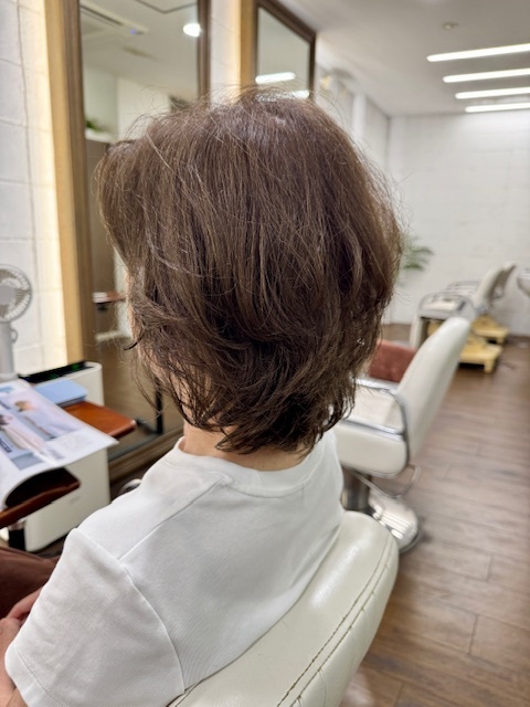 学芸大学 美容室に、Hair Esthe Hi-Deは、あります。学芸大学 美容院に、Hair Esthe Hi-Deはあります。Hair Esthe Hi-Deは目黒区学芸大学駅近くの美容院です。Hair Esthe Hi-Deは目黒区学芸大学駅近くの美容室です。祐天寺美容室近くにも、Hair Esthe Hi-Deはあります。祐天寺美容院近くにも、Hair Esthe Hi-Deはあります。Hair Esthe Hi-Deは髪にやさしく、が綺麗に艶髪になります。Hair Esthe Hi-Deは、カットがとても上手いです。Hair Esthe Hi-Deは、オシャレです。学芸大 美容院 Hair Esthe Hi-Deは、とても人気があります。学芸大 美容室 Hair Esthe Hi-Deは、40代50代60代女性に人気があります。得にボブやショートスタイルが得意で、スタイルがより立体的になります。なので立体感カットが、お客様に人気です。切りっぱなしボブカやマッシュショートも上手いです。なのでショートカットも上手いです。もちろんボブカットも上手いです。カラーも評判よく、ニューアマトラカラーがお客様に高評価です。オーガニックなヘアカラー 香草カラー色葉も人気です。ヘアマニキュアも保湿があり好評です。40代大人女性のお客様が多いです。40代ボブや40代ショートも得意です。50代大人女性も多いです、50代ボブや50代ショートも得意です。50代女性のカットは全般的に得意です。脱白髪染めハイライトカラーも好評です。60代大人女性も多いです。60代女性のカットも得意ですし、上手いと言われます。パーマもとても上手く、 クリープパーマがお客様に高評価クリープパーマしながら、髪は綺麗になります。男性のお客様もいらっしゃいます。男性のお客様は2割位です。Hair Esthe Hi-Deは、オープンした2003年からヘッドスパ「クリームバスヘアエステ」を提供しています。ヘッドスパ「クリームバスヘアエステ」は、頭皮の汚れを落とし且つ頭皮の保湿効果もあり髪に栄養を与え、艶々になります。プレミアム髪質改善トリートメントも大好評です。