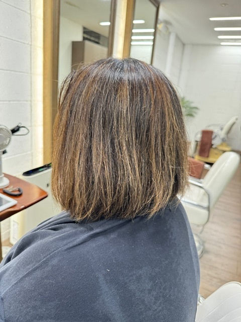 学芸大学 美容室に、Hair Esthe Hi-Deは、あります。学芸大学 美容院に、Hair Esthe Hi-Deはあります。Hair Esthe Hi-Deは目黒区学芸大学駅近くの美容院です。Hair Esthe Hi-Deは目黒区学芸大学駅近くの美容室です。祐天寺美容室近くにも、Hair Esthe Hi-Deはあります。祐天寺美容院近くにも、Hair Esthe Hi-Deはあります。Hair Esthe Hi-Deは髪にやさしく、が綺麗に艶髪になります。Hair Esthe Hi-Deは、カットがとても上手いです。Hair Esthe Hi-Deは、オシャレです。学芸大 美容院 Hair Esthe Hi-Deは、とても人気があります。学芸大 美容室 Hair Esthe Hi-Deは、40代50代60代女性に人気があります。得にボブやショートスタイルが得意で、スタイルがより立体的になります。なので立体感カットが、お客様に人気です。切りっぱなしボブカやマッシュショートも上手いです。なのでショートカットも上手いです。もちろんボブカットも上手いです。カラーも評判よく、ニューアマトラカラーがお客様に高評価です。オーガニックなヘアカラー 香草カラー色葉も人気です。ヘアマニキュアも保湿があり好評です。40代大人女性のお客様が多いです。40代ボブや40代ショートも得意です。50代大人女性も多いです、50代ボブや50代ショートも得意です。50代女性のカットは全般的に得意です。脱白髪染めハイライトカラーも好評です。60代大人女性も多いです。60代女性のカットも得意ですし、上手いと言われます。パーマもとても上手く、 クリープパーマがお客様に高評価クリープパーマしながら、髪は綺麗になります。男性のお客様もいらっしゃいます。男性のお客様は2割位です。Hair Esthe Hi-Deは、オープンした2003年からヘッドスパ「クリームバスヘアエステ」を提供しています。ヘッドスパ「クリームバスヘアエステ」は、頭皮の汚れを落とし且つ頭皮の保湿効果もあり髪に栄養を与え、艶々になります。プレミアム髪質改善トリートメントも大好評です。