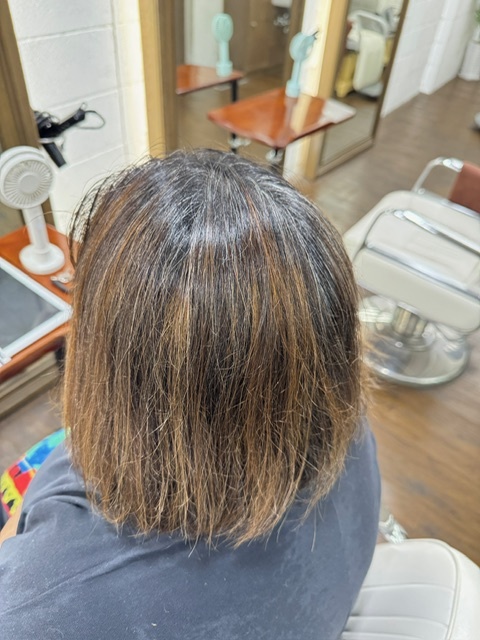 学芸大学 美容室に、Hair Esthe Hi-Deは、あります。学芸大学 美容院に、Hair Esthe Hi-Deはあります。Hair Esthe Hi-Deは目黒区学芸大学駅近くの美容院です。Hair Esthe Hi-Deは目黒区学芸大学駅近くの美容室です。祐天寺美容室近くにも、Hair Esthe Hi-Deはあります。祐天寺美容院近くにも、Hair Esthe Hi-Deはあります。Hair Esthe Hi-Deは髪にやさしく、が綺麗に艶髪になります。Hair Esthe Hi-Deは、カットがとても上手いです。Hair Esthe Hi-Deは、オシャレです。学芸大 美容院 Hair Esthe Hi-Deは、とても人気があります。学芸大 美容室 Hair Esthe Hi-Deは、40代50代60代女性に人気があります。得にボブやショートスタイルが得意で、スタイルがより立体的になります。なので立体感カットが、お客様に人気です。切りっぱなしボブカやマッシュショートも上手いです。なのでショートカットも上手いです。もちろんボブカットも上手いです。カラーも評判よく、ニューアマトラカラーがお客様に高評価です。オーガニックなヘアカラー 香草カラー色葉も人気です。ヘアマニキュアも保湿があり好評です。40代大人女性のお客様が多いです。40代ボブや40代ショートも得意です。50代大人女性も多いです、50代ボブや50代ショートも得意です。50代女性のカットは全般的に得意です。脱白髪染めハイライトカラーも好評です。60代大人女性も多いです。60代女性のカットも得意ですし、上手いと言われます。パーマもとても上手く、 クリープパーマがお客様に高評価クリープパーマしながら、髪は綺麗になります。男性のお客様もいらっしゃいます。男性のお客様は2割位です。Hair Esthe Hi-Deは、オープンした2003年からヘッドスパ「クリームバスヘアエステ」を提供しています。ヘッドスパ「クリームバスヘアエステ」は、頭皮の汚れを落とし且つ頭皮の保湿効果もあり髪に栄養を与え、艶々になります。プレミアム髪質改善トリートメントも大好評です。