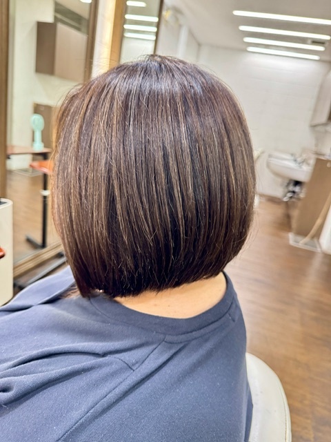 学芸大学 美容室に、Hair Esthe Hi-Deは、あります。学芸大学 美容院に、Hair Esthe Hi-Deはあります。Hair Esthe Hi-Deは目黒区学芸大学駅近くの美容院です。Hair Esthe Hi-Deは目黒区学芸大学駅近くの美容室です。祐天寺美容室近くにも、Hair Esthe Hi-Deはあります。祐天寺美容院近くにも、Hair Esthe Hi-Deはあります。Hair Esthe Hi-Deは髪にやさしく、が綺麗に艶髪になります。Hair Esthe Hi-Deは、カットがとても上手いです。Hair Esthe Hi-Deは、オシャレです。学芸大 美容院 Hair Esthe Hi-Deは、とても人気があります。学芸大 美容室 Hair Esthe Hi-Deは、40代50代60代女性に人気があります。得にボブやショートスタイルが得意で、スタイルがより立体的になります。なので立体感カットが、お客様に人気です。切りっぱなしボブカやマッシュショートも上手いです。なのでショートカットも上手いです。もちろんボブカットも上手いです。カラーも評判よく、ニューアマトラカラーがお客様に高評価です。オーガニックなヘアカラー 香草カラー色葉も人気です。ヘアマニキュアも保湿があり好評です。40代大人女性のお客様が多いです。40代ボブや40代ショートも得意です。50代大人女性も多いです、50代ボブや50代ショートも得意です。50代女性のカットは全般的に得意です。脱白髪染めハイライトカラーも好評です。60代大人女性も多いです。60代女性のカットも得意ですし、上手いと言われます。パーマもとても上手く、 クリープパーマがお客様に高評価クリープパーマしながら、髪は綺麗になります。男性のお客様もいらっしゃいます。男性のお客様は2割位です。Hair Esthe Hi-Deは、オープンした2003年からヘッドスパ「クリームバスヘアエステ」を提供しています。ヘッドスパ「クリームバスヘアエステ」は、頭皮の汚れを落とし且つ頭皮の保湿効果もあり髪に栄養を与え、艶々になります。プレミアム髪質改善トリートメントも大好評です。