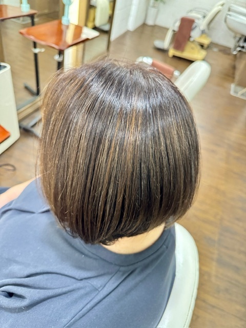 学芸大学 美容室に、Hair Esthe Hi-Deは、あります。学芸大学 美容院に、Hair Esthe Hi-Deはあります。Hair Esthe Hi-Deは目黒区学芸大学駅近くの美容院です。Hair Esthe Hi-Deは目黒区学芸大学駅近くの美容室です。祐天寺美容室近くにも、Hair Esthe Hi-Deはあります。祐天寺美容院近くにも、Hair Esthe Hi-Deはあります。Hair Esthe Hi-Deは髪にやさしく、が綺麗に艶髪になります。Hair Esthe Hi-Deは、カットがとても上手いです。Hair Esthe Hi-Deは、オシャレです。学芸大 美容院 Hair Esthe Hi-Deは、とても人気があります。学芸大 美容室 Hair Esthe Hi-Deは、40代50代60代女性に人気があります。得にボブやショートスタイルが得意で、スタイルがより立体的になります。なので立体感カットが、お客様に人気です。切りっぱなしボブカやマッシュショートも上手いです。なのでショートカットも上手いです。もちろんボブカットも上手いです。カラーも評判よく、ニューアマトラカラーがお客様に高評価です。オーガニックなヘアカラー 香草カラー色葉も人気です。ヘアマニキュアも保湿があり好評です。40代大人女性のお客様が多いです。40代ボブや40代ショートも得意です。50代大人女性も多いです、50代ボブや50代ショートも得意です。50代女性のカットは全般的に得意です。脱白髪染めハイライトカラーも好評です。60代大人女性も多いです。60代女性のカットも得意ですし、上手いと言われます。パーマもとても上手く、 クリープパーマがお客様に高評価クリープパーマしながら、髪は綺麗になります。男性のお客様もいらっしゃいます。男性のお客様は2割位です。Hair Esthe Hi-Deは、オープンした2003年からヘッドスパ「クリームバスヘアエステ」を提供しています。ヘッドスパ「クリームバスヘアエステ」は、頭皮の汚れを落とし且つ頭皮の保湿効果もあり髪に栄養を与え、艶々になります。プレミアム髪質改善トリートメントも大好評です。