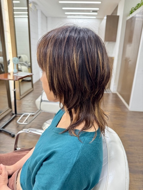 学芸大学 美容室に、Hair Esthe Hi-Deは、あります。学芸大学 美容院に、Hair Esthe Hi-Deはあります。Hair Esthe Hi-Deは目黒区学芸大学駅近くの美容院です。Hair Esthe Hi-Deは目黒区学芸大学駅近くの美容室です。祐天寺美容室近くにも、Hair Esthe Hi-Deはあります。祐天寺美容院近くにも、Hair Esthe Hi-Deはあります。Hair Esthe Hi-Deは髪にやさしく、が綺麗に艶髪になります。Hair Esthe Hi-Deは、カットがとても上手いです。Hair Esthe Hi-Deは、オシャレです。学芸大 美容院 Hair Esthe Hi-Deは、とても人気があります。学芸大 美容室 Hair Esthe Hi-Deは、40代50代60代女性に人気があります。得にボブやショートスタイルが得意で、スタイルがより立体的になります。なので立体感カットが、お客様に人気です。切りっぱなしボブカやマッシュショートも上手いです。なのでショートカットも上手いです。もちろんボブカットも上手いです。カラーも評判よく、ニューアマトラカラーがお客様に高評価です。オーガニックなヘアカラー 香草カラー色葉も人気です。ヘアマニキュアも保湿があり好評です。40代大人女性のお客様が多いです。40代ボブや40代ショートも得意です。50代大人女性も多いです、50代ボブや50代ショートも得意です。50代女性のカットは全般的に得意です。脱白髪染めハイライトカラーも好評です。60代大人女性も多いです。60代女性のカットも得意ですし、上手いと言われます。パーマもとても上手く、 クリープパーマがお客様に高評価クリープパーマしながら、髪は綺麗になります。男性のお客様もいらっしゃいます。男性のお客様は2割位です。Hair Esthe Hi-Deは、オープンした2003年からヘッドスパ「クリームバスヘアエステ」を提供しています。ヘッドスパ「クリームバスヘアエステ」は、頭皮の汚れを落とし且つ頭皮の保湿効果もあり髪に栄養を与え、艶々になります。プレミアム髪質改善トリートメントも大好評です。