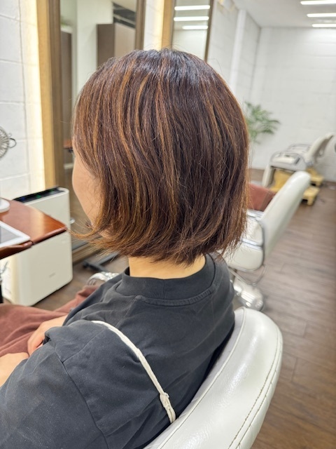 学芸大学 美容室に、Hair Esthe Hi-Deは、あります。学芸大学 美容院に、Hair Esthe Hi-Deはあります。Hair Esthe Hi-Deは目黒区学芸大学駅近くの美容院です。Hair Esthe Hi-Deは目黒区学芸大学駅近くの美容室です。祐天寺美容室近くにも、Hair Esthe Hi-Deはあります。祐天寺美容院近くにも、Hair Esthe Hi-Deはあります。Hair Esthe Hi-Deは髪にやさしく、が綺麗に艶髪になります。Hair Esthe Hi-Deは、カットがとても上手いです。Hair Esthe Hi-Deは、オシャレです。学芸大 美容院 Hair Esthe Hi-Deは、とても人気があります。学芸大 美容室 Hair Esthe Hi-Deは、40代50代60代女性に人気があります。得にボブやショートスタイルが得意で、スタイルがより立体的になります。なので立体感カットが、お客様に人気です。切りっぱなしボブカやマッシュショートも上手いです。なのでショートカットも上手いです。もちろんボブカットも上手いです。カラーも評判よく、ニューアマトラカラーがお客様に高評価です。オーガニックなヘアカラー 香草カラー色葉も人気です。ヘアマニキュアも保湿があり好評です。40代大人女性のお客様が多いです。40代ボブや40代ショートも得意です。50代大人女性も多いです、50代ボブや50代ショートも得意です。50代女性のカットは全般的に得意です。脱白髪染めハイライトカラーも好評です。60代大人女性も多いです。60代女性のカットも得意ですし、上手いと言われます。パーマもとても上手く、 クリープパーマがお客様に高評価クリープパーマしながら、髪は綺麗になります。男性のお客様もいらっしゃいます。男性のお客様は2割位です。Hair Esthe Hi-Deは、オープンした2003年からヘッドスパ「クリームバスヘアエステ」を提供しています。ヘッドスパ「クリームバスヘアエステ」は、頭皮の汚れを落とし且つ頭皮の保湿効果もあり髪に栄養を与え、艶々になります。プレミアム髪質改善トリートメントも大好評です。