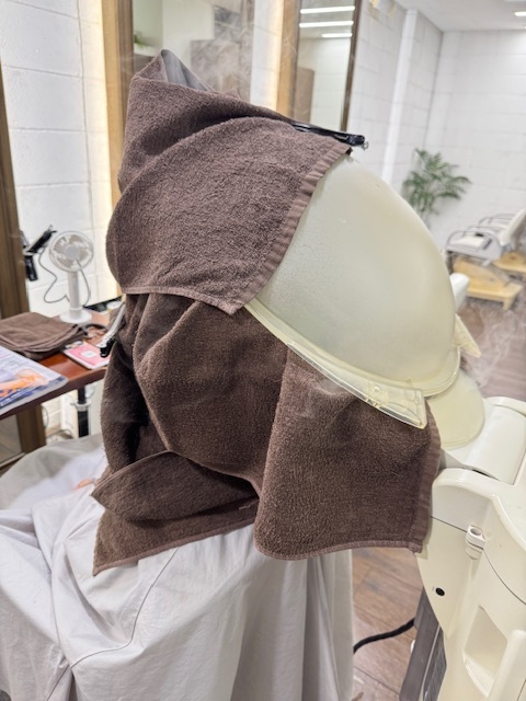 学芸大学 美容室に、Hair Esthe Hi-Deは、あります。学芸大学 美容院に、Hair Esthe Hi-Deはあります。Hair Esthe Hi-Deは目黒区学芸大学駅近くの美容院です。Hair Esthe Hi-Deは目黒区学芸大学駅近くの美容室です。祐天寺美容室近くにも、Hair Esthe Hi-Deはあります。祐天寺美容院近くにも、Hair Esthe Hi-Deはあります。Hair Esthe Hi-Deは髪にやさしく、が綺麗に艶髪になります。Hair Esthe Hi-Deは、カットがとても上手いです。Hair Esthe Hi-Deは、オシャレです。学芸大 美容院 Hair Esthe Hi-Deは、とても人気があります。学芸大 美容室 Hair Esthe Hi-Deは、40代50代60代女性に人気があります。得にボブやショートスタイルが得意で、スタイルがより立体的になります。なので立体感カットが、お客様に人気です。切りっぱなしボブカやマッシュショートも上手いです。なのでショートカットも上手いです。もちろんボブカットも上手いです。カラーも評判よく、ニューアマトラカラーがお客様に高評価です。オーガニックなヘアカラー 香草カラー色葉も人気です。ヘアマニキュアも保湿があり好評です。40代大人女性のお客様が多いです。40代ボブや40代ショートも得意です。50代大人女性も多いです、50代ボブや50代ショートも得意です。50代女性のカットは全般的に得意です。脱白髪染めハイライトカラーも好評です。60代大人女性も多いです。60代女性のカットも得意ですし、上手いと言われます。パーマもとても上手く、 クリープパーマがお客様に高評価クリープパーマしながら、髪は綺麗になります。男性のお客様もいらっしゃいます。男性のお客様は2割位です。Hair Esthe Hi-Deは、オープンした2003年からヘッドスパ「クリームバスヘアエステ」を提供しています。ヘッドスパ「クリームバスヘアエステ」は、頭皮の汚れを落とし且つ頭皮の保湿効果もあり髪に栄養を与え、艶々になります。プレミアム髪質改善トリートメントも大好評です。