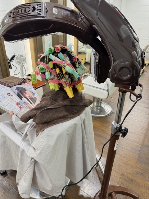 学芸大学 美容室に、Hair Esthe Hi-Deは、あります。学芸大学 美容院に、Hair Esthe Hi-Deはあります。Hair Esthe Hi-Deは目黒区学芸大学駅近くの美容院です。Hair Esthe Hi-Deは目黒区学芸大学駅近くの美容室です。祐天寺美容室近くにも、Hair Esthe Hi-Deはあります。祐天寺美容院近くにも、Hair Esthe Hi-Deはあります。Hair Esthe Hi-Deは髪にやさしく、が綺麗に艶髪になります。Hair Esthe Hi-Deは、カットがとても上手いです。Hair Esthe Hi-Deは、オシャレです。学芸大 美容院 Hair Esthe Hi-Deは、とても人気があります。学芸大 美容室 Hair Esthe Hi-Deは、40代50代60代女性に人気があります。得にボブやショートスタイルが得意で、スタイルがより立体的になります。なので立体感カットが、お客様に人気です。切りっぱなしボブカやマッシュショートも上手いです。なのでショートカットも上手いです。もちろんボブカットも上手いです。カラーも評判よく、ニューアマトラカラーがお客様に高評価です。オーガニックなヘアカラー 香草カラー色葉も人気です。ヘアマニキュアも保湿があり好評です。40代大人女性のお客様が多いです。40代ボブや40代ショートも得意です。50代大人女性も多いです、50代ボブや50代ショートも得意です。50代女性のカットは全般的に得意です。脱白髪染めハイライトカラーも好評です。60代大人女性も多いです。60代女性のカットも得意ですし、上手いと言われます。パーマもとても上手く、 クリープパーマがお客様に高評価クリープパーマしながら、髪は綺麗になります。男性のお客様もいらっしゃいます。男性のお客様は2割位です。Hair Esthe Hi-Deは、オープンした2003年からヘッドスパ「クリームバスヘアエステ」を提供しています。ヘッドスパ「クリームバスヘアエステ」は、頭皮の汚れを落とし且つ頭皮の保湿効果もあり髪に栄養を与え、艶々になります。プレミアム髪質改善トリートメントも大好評です。