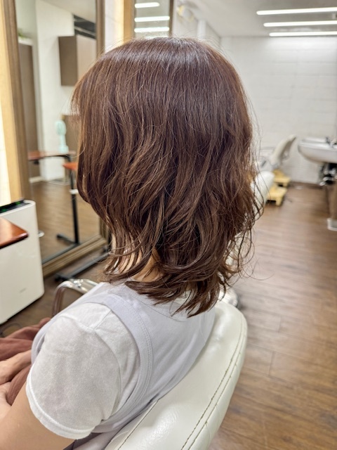 学芸大学 美容室に、Hair Esthe Hi-Deは、あります。学芸大学 美容院に、Hair Esthe Hi-Deはあります。Hair Esthe Hi-Deは目黒区学芸大学駅近くの美容院です。Hair Esthe Hi-Deは目黒区学芸大学駅近くの美容室です。祐天寺美容室近くにも、Hair Esthe Hi-Deはあります。祐天寺美容院近くにも、Hair Esthe Hi-Deはあります。Hair Esthe Hi-Deは髪にやさしく、が綺麗に艶髪になります。Hair Esthe Hi-Deは、カットがとても上手いです。Hair Esthe Hi-Deは、オシャレです。学芸大 美容院 Hair Esthe Hi-Deは、とても人気があります。学芸大 美容室 Hair Esthe Hi-Deは、40代50代60代女性に人気があります。得にボブやショートスタイルが得意で、スタイルがより立体的になります。なので立体感カットが、お客様に人気です。切りっぱなしボブカやマッシュショートも上手いです。なのでショートカットも上手いです。もちろんボブカットも上手いです。カラーも評判よく、ニューアマトラカラーがお客様に高評価です。オーガニックなヘアカラー 香草カラー色葉も人気です。ヘアマニキュアも保湿があり好評です。40代大人女性のお客様が多いです。40代ボブや40代ショートも得意です。50代大人女性も多いです、50代ボブや50代ショートも得意です。50代女性のカットは全般的に得意です。脱白髪染めハイライトカラーも好評です。60代大人女性も多いです。60代女性のカットも得意ですし、上手いと言われます。パーマもとても上手く、 クリープパーマがお客様に高評価クリープパーマしながら、髪は綺麗になります。男性のお客様もいらっしゃいます。男性のお客様は2割位です。Hair Esthe Hi-Deは、オープンした2003年からヘッドスパ「クリームバスヘアエステ」を提供しています。ヘッドスパ「クリームバスヘアエステ」は、頭皮の汚れを落とし且つ頭皮の保湿効果もあり髪に栄養を与え、艶々になります。プレミアム髪質改善トリートメントも大好評です。