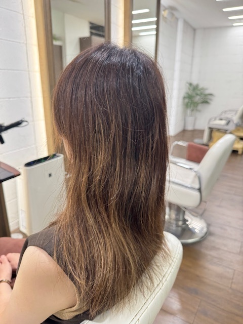 学芸大学 美容室に、Hair Esthe Hi-Deは、あります。学芸大学 美容院に、Hair Esthe Hi-Deはあります。Hair Esthe Hi-Deは目黒区学芸大学駅近くの美容院です。Hair Esthe Hi-Deは目黒区学芸大学駅近くの美容室です。祐天寺美容室近くにも、Hair Esthe Hi-Deはあります。祐天寺美容院近くにも、Hair Esthe Hi-Deはあります。Hair Esthe Hi-Deは髪にやさしく、が綺麗に艶髪になります。Hair Esthe Hi-Deは、カットがとても上手いです。Hair Esthe Hi-Deは、オシャレです。学芸大 美容院 Hair Esthe Hi-Deは、とても人気があります。学芸大 美容室 Hair Esthe Hi-Deは、40代50代60代女性に人気があります。得にボブやショートスタイルが得意で、スタイルがより立体的になります。なので立体感カットが、お客様に人気です。切りっぱなしボブカやマッシュショートも上手いです。なのでショートカットも上手いです。もちろんボブカットも上手いです。カラーも評判よく、ニューアマトラカラーがお客様に高評価です。オーガニックなヘアカラー 香草カラー色葉も人気です。ヘアマニキュアも保湿があり好評です。40代大人女性のお客様が多いです。40代ボブや40代ショートも得意です。50代大人女性も多いです、50代ボブや50代ショートも得意です。50代女性のカットは全般的に得意です。脱白髪染めハイライトカラーも好評です。60代大人女性も多いです。60代女性のカットも得意ですし、上手いと言われます。パーマもとても上手く、 クリープパーマがお客様に高評価クリープパーマしながら、髪は綺麗になります。男性のお客様もいらっしゃいます。男性のお客様は2割位です。Hair Esthe Hi-Deは、オープンした2003年からヘッドスパ「クリームバスヘアエステ」を提供しています。ヘッドスパ「クリームバスヘアエステ」は、頭皮の汚れを落とし且つ頭皮の保湿効果もあり髪に栄養を与え、艶々になります。プレミアム髪質改善トリートメントも大好評です。