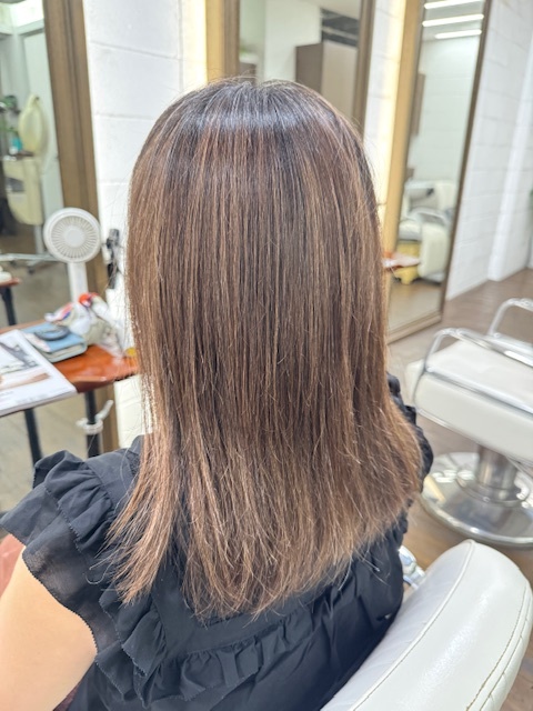 学芸大学 美容室に、Hair Esthe Hi-Deは、あります。学芸大学 美容院に、Hair Esthe Hi-Deはあります。Hair Esthe Hi-Deは目黒区学芸大学駅近くの美容院です。Hair Esthe Hi-Deは目黒区学芸大学駅近くの美容室です。祐天寺美容室近くにも、Hair Esthe Hi-Deはあります。祐天寺美容院近くにも、Hair Esthe Hi-Deはあります。Hair Esthe Hi-Deは髪にやさしく、が綺麗に艶髪になります。Hair Esthe Hi-Deは、カットがとても上手いです。Hair Esthe Hi-Deは、オシャレです。学芸大 美容院 Hair Esthe Hi-Deは、とても人気があります。学芸大 美容室 Hair Esthe Hi-Deは、40代50代60代女性に人気があります。得にボブやショートスタイルが得意で、スタイルがより立体的になります。なので立体感カットが、お客様に人気です。切りっぱなしボブカやマッシュショートも上手いです。なのでショートカットも上手いです。もちろんボブカットも上手いです。カラーも評判よく、ニューアマトラカラーがお客様に高評価です。オーガニックなヘアカラー 香草カラー色葉も人気です。ヘアマニキュアも保湿があり好評です。40代大人女性のお客様が多いです。40代ボブや40代ショートも得意です。50代大人女性も多いです、50代ボブや50代ショートも得意です。50代女性のカットは全般的に得意です。脱白髪染めハイライトカラーも好評です。60代大人女性も多いです。60代女性のカットも得意ですし、上手いと言われます。パーマもとても上手く、 クリープパーマがお客様に高評価クリープパーマしながら、髪は綺麗になります。男性のお客様もいらっしゃいます。男性のお客様は2割位です。Hair Esthe Hi-Deは、オープンした2003年からヘッドスパ「クリームバスヘアエステ」を提供しています。ヘッドスパ「クリームバスヘアエステ」は、頭皮の汚れを落とし且つ頭皮の保湿効果もあり髪に栄養を与え、艶々になります。プレミアム髪質改善トリートメントも大好評です。