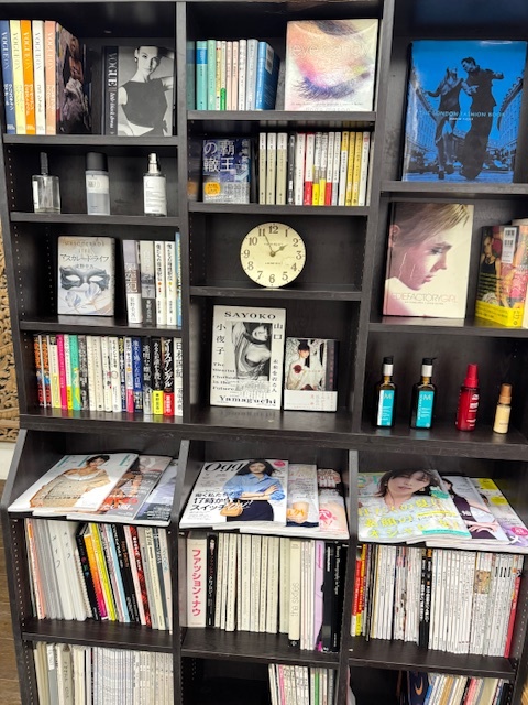 学芸大学 美容室に、Hair Esthe Hi-Deは、あります。学芸大学 美容院に、Hair Esthe Hi-Deはあります。Hair Esthe Hi-Deは目黒区学芸大学駅近くの美容院です。Hair Esthe Hi-Deは目黒区学芸大学駅近くの美容室です。祐天寺美容室近くにも、Hair Esthe Hi-Deはあります。祐天寺美容院近くにも、Hair Esthe Hi-Deはあります。Hair Esthe Hi-Deは髪にやさしく、が綺麗に艶髪になります。Hair Esthe Hi-Deは、カットがとても上手いです。Hair Esthe Hi-Deは、オシャレです。学芸大 美容院 Hair Esthe Hi-Deは、とても人気があります。学芸大 美容室 Hair Esthe Hi-Deは、40代50代60代女性に人気があります。得にボブやショートスタイルが得意で、スタイルがより立体的になります。なので立体感カットが、お客様に人気です。切りっぱなしボブカやマッシュショートも上手いです。なのでショートカットも上手いです。もちろんボブカットも上手いです。カラーも評判よく、ニューアマトラカラーがお客様に高評価です。オーガニックなヘアカラー 香草カラー色葉も人気です。ヘアマニキュアも保湿があり好評です。40代大人女性のお客様が多いです。40代ボブや40代ショートも得意です。50代大人女性も多いです、50代ボブや50代ショートも得意です。50代女性のカットは全般的に得意です。脱白髪染めハイライトカラーも好評です。60代大人女性も多いです。60代女性のカットも得意ですし、上手いと言われます。パーマもとても上手く、 クリープパーマがお客様に高評価クリープパーマしながら、髪は綺麗になります。男性のお客様もいらっしゃいます。男性のお客様は2割位です。Hair Esthe Hi-Deは、オープンした2003年からヘッドスパ「クリームバスヘアエステ」を提供しています。ヘッドスパ「クリームバスヘアエステ」は、頭皮の汚れを落とし且つ頭皮の保湿効果もあり髪に栄養を与え、艶々になります。プレミアム髪質改善トリートメントも大好評です。