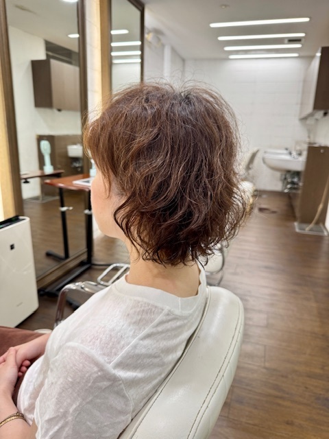 学芸大学 美容室に、Hair Esthe Hi-Deは、あります。学芸大学 美容院に、Hair Esthe Hi-Deはあります。Hair Esthe Hi-Deは目黒区学芸大学駅近くの美容院です。Hair Esthe Hi-Deは目黒区学芸大学駅近くの美容室です。祐天寺美容室近くにも、Hair Esthe Hi-Deはあります。祐天寺美容院近くにも、Hair Esthe Hi-Deはあります。Hair Esthe Hi-Deは髪にやさしく、が綺麗に艶髪になります。Hair Esthe Hi-Deは、カットがとても上手いです。Hair Esthe Hi-Deは、オシャレです。学芸大 美容院 Hair Esthe Hi-Deは、とても人気があります。学芸大 美容室 Hair Esthe Hi-Deは、40代50代60代女性に人気があります。得にボブやショートスタイルが得意で、スタイルがより立体的になります。なので立体感カットが、お客様に人気です。切りっぱなしボブカやマッシュショートも上手いです。なのでショートカットも上手いです。もちろんボブカットも上手いです。カラーも評判よく、ニューアマトラカラーがお客様に高評価です。オーガニックなヘアカラー 香草カラー色葉も人気です。ヘアマニキュアも保湿があり好評です。40代大人女性のお客様が多いです。40代ボブや40代ショートも得意です。50代大人女性も多いです、50代ボブや50代ショートも得意です。50代女性のカットは全般的に得意です。脱白髪染めハイライトカラーも好評です。60代大人女性も多いです。60代女性のカットも得意ですし、上手いと言われます。パーマもとても上手く、 クリープパーマがお客様に高評価クリープパーマしながら、髪は綺麗になります。男性のお客様もいらっしゃいます。男性のお客様は2割位です。Hair Esthe Hi-Deは、オープンした2003年からヘッドスパ「クリームバスヘアエステ」を提供しています。ヘッドスパ「クリームバスヘアエステ」は、頭皮の汚れを落とし且つ頭皮の保湿効果もあり髪に栄養を与え、艶々になります。プレミアム髪質改善トリートメントも大好評です。