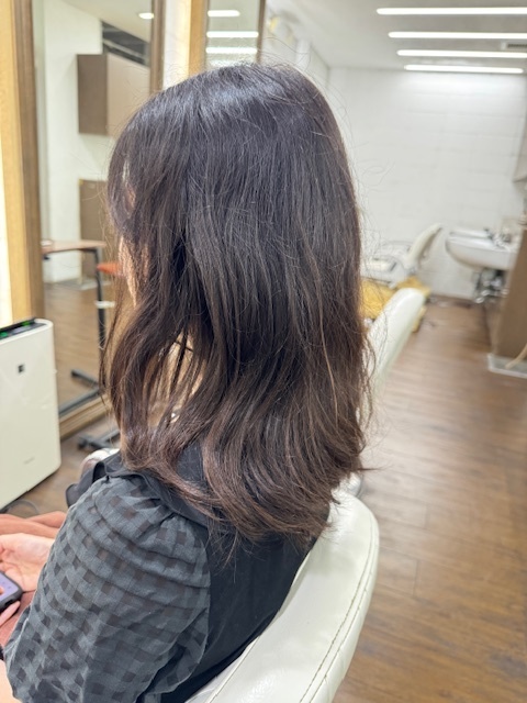学芸大学 美容室に、Hair Esthe Hi-Deは、あります。学芸大学 美容院に、Hair Esthe Hi-Deはあります。Hair Esthe Hi-Deは目黒区学芸大学駅近くの美容院です。Hair Esthe Hi-Deは目黒区学芸大学駅近くの美容室です。祐天寺美容室近くにも、Hair Esthe Hi-Deはあります。祐天寺美容院近くにも、Hair Esthe Hi-Deはあります。Hair Esthe Hi-Deは髪にやさしく、が綺麗に艶髪になります。Hair Esthe Hi-Deは、カットがとても上手いです。Hair Esthe Hi-Deは、オシャレです。学芸大 美容院 Hair Esthe Hi-Deは、とても人気があります。学芸大 美容室 Hair Esthe Hi-Deは、40代50代60代女性に人気があります。得にボブやショートスタイルが得意で、スタイルがより立体的になります。なので立体感カットが、お客様に人気です。切りっぱなしボブカやマッシュショートも上手いです。なのでショートカットも上手いです。もちろんボブカットも上手いです。カラーも評判よく、ニューアマトラカラーがお客様に高評価です。オーガニックなヘアカラー 香草カラー色葉も人気です。ヘアマニキュアも保湿があり好評です。40代大人女性のお客様が多いです。40代ボブや40代ショートも得意です。50代大人女性も多いです、50代ボブや50代ショートも得意です。50代女性のカットは全般的に得意です。脱白髪染めハイライトカラーも好評です。60代大人女性も多いです。60代女性のカットも得意ですし、上手いと言われます。パーマもとても上手く、 クリープパーマがお客様に高評価クリープパーマしながら、髪は綺麗になります。男性のお客様もいらっしゃいます。男性のお客様は2割位です。Hair Esthe Hi-Deは、オープンした2003年からヘッドスパ「クリームバスヘアエステ」を提供しています。ヘッドスパ「クリームバスヘアエステ」は、頭皮の汚れを落とし且つ頭皮の保湿効果もあり髪に栄養を与え、艶々になります。プレミアム髪質改善トリートメントも大好評です。