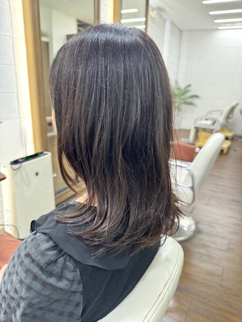 学芸大学 美容室に、Hair Esthe Hi-Deは、あります。学芸大学 美容院に、Hair Esthe Hi-Deはあります。Hair Esthe Hi-Deは目黒区学芸大学駅近くの美容院です。Hair Esthe Hi-Deは目黒区学芸大学駅近くの美容室です。祐天寺美容室近くにも、Hair Esthe Hi-Deはあります。祐天寺美容院近くにも、Hair Esthe Hi-Deはあります。Hair Esthe Hi-Deは髪にやさしく、が綺麗に艶髪になります。Hair Esthe Hi-Deは、カットがとても上手いです。Hair Esthe Hi-Deは、オシャレです。学芸大 美容院 Hair Esthe Hi-Deは、とても人気があります。学芸大 美容室 Hair Esthe Hi-Deは、40代50代60代女性に人気があります。得にボブやショートスタイルが得意で、スタイルがより立体的になります。なので立体感カットが、お客様に人気です。切りっぱなしボブカやマッシュショートも上手いです。なのでショートカットも上手いです。もちろんボブカットも上手いです。カラーも評判よく、ニューアマトラカラーがお客様に高評価です。オーガニックなヘアカラー 香草カラー色葉も人気です。ヘアマニキュアも保湿があり好評です。40代大人女性のお客様が多いです。40代ボブや40代ショートも得意です。50代大人女性も多いです、50代ボブや50代ショートも得意です。50代女性のカットは全般的に得意です。脱白髪染めハイライトカラーも好評です。60代大人女性も多いです。60代女性のカットも得意ですし、上手いと言われます。パーマもとても上手く、 クリープパーマがお客様に高評価クリープパーマしながら、髪は綺麗になります。男性のお客様もいらっしゃいます。男性のお客様は2割位です。Hair Esthe Hi-Deは、オープンした2003年からヘッドスパ「クリームバスヘアエステ」を提供しています。ヘッドスパ「クリームバスヘアエステ」は、頭皮の汚れを落とし且つ頭皮の保湿効果もあり髪に栄養を与え、艶々になります。プレミアム髪質改善トリートメントも大好評です。