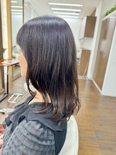 学芸大学 美容室に、Hair Esthe Hi-Deは、あります。学芸大学 美容院に、Hair Esthe Hi-Deはあります。Hair Esthe Hi-Deは目黒区学芸大学駅近くの美容院です。Hair Esthe Hi-Deは目黒区学芸大学駅近くの美容室です。祐天寺美容室近くにも、Hair Esthe Hi-Deはあります。祐天寺美容院近くにも、Hair Esthe Hi-Deはあります。Hair Esthe Hi-Deは髪にやさしく、が綺麗に艶髪になります。Hair Esthe Hi-Deは、カットがとても上手いです。Hair Esthe Hi-Deは、オシャレです。学芸大 美容院 Hair Esthe Hi-Deは、とても人気があります。学芸大 美容室 Hair Esthe Hi-Deは、40代50代60代女性に人気があります。得にボブやショートスタイルが得意で、スタイルがより立体的になります。なので立体感カットが、お客様に人気です。切りっぱなしボブカやマッシュショートも上手いです。なのでショートカットも上手いです。もちろんボブカットも上手いです。カラーも評判よく、ニューアマトラカラーがお客様に高評価です。オーガニックなヘアカラー 香草カラー色葉も人気です。ヘアマニキュアも保湿があり好評です。40代大人女性のお客様が多いです。40代ボブや40代ショートも得意です。50代大人女性も多いです、50代ボブや50代ショートも得意です。50代女性のカットは全般的に得意です。脱白髪染めハイライトカラーも好評です。60代大人女性も多いです。60代女性のカットも得意ですし、上手いと言われます。パーマもとても上手く、 クリープパーマがお客様に高評価クリープパーマしながら、髪は綺麗になります。男性のお客様もいらっしゃいます。男性のお客様は2割位です。Hair Esthe Hi-Deは、オープンした2003年からヘッドスパ「クリームバスヘアエステ」を提供しています。ヘッドスパ「クリームバスヘアエステ」は、頭皮の汚れを落とし且つ頭皮の保湿効果もあり髪に栄養を与え、艶々になります。プレミアム髪質改善トリートメントも大好評です。