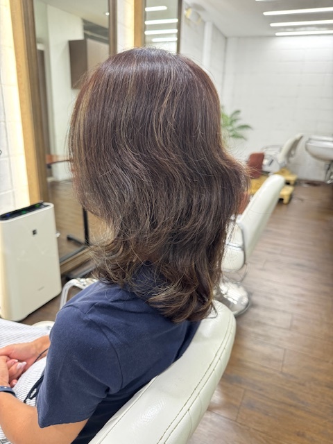 学芸大学 美容室に、Hair Esthe Hi-Deは、あります。学芸大学 美容院に、Hair Esthe Hi-Deはあります。Hair Esthe Hi-Deは目黒区学芸大学駅近くの美容院です。Hair Esthe Hi-Deは目黒区学芸大学駅近くの美容室です。祐天寺美容室近くにも、Hair Esthe Hi-Deはあります。祐天寺美容院近くにも、Hair Esthe Hi-Deはあります。Hair Esthe Hi-Deは髪にやさしく、が綺麗に艶髪になります。Hair Esthe Hi-Deは、カットがとても上手いです。Hair Esthe Hi-Deは、オシャレです。学芸大　美容院　Hair Esthe Hi-Deは、とても人気があります。学芸大　美容室　Hair Esthe Hi-Deは、40代50代60代女性に人気があります。得にボブやショートスタイルが得意で、スタイルがより立体的になります。なので立体感カットが、お客様に人気です。切りっぱなしボブカやマッシュショートも上手いです。なのでショートカットも上手いです。もちろんボブカットも上手いです。カラーも評判よく、ニューアマトラカラーがお客様に高評価です。オーガニックなヘアカラー　香草カラー色葉も人気です。ヘアマニキュアも保湿があり好評です。40代大人女性のお客様が多いです。40代ボブや40代ショートも得意です。50代大人女性も多いです、50代ボブや50代ショートも得意です。50代女性のカットは全般的に得意です。脱白髪染めハイライトカラーも好評です。60代大人女性も多いです。60代女性のカットも得意ですし、上手いと言われます。パーマもとても上手く、　クリープパーマがお客様に高評価クリープパーマしながら、髪は綺麗になります。男性のお客様もいらっしゃいます。男性のお客様は2割位です。Hair Esthe Hi-Deは、オープンした2003年からヘッドスパ「クリームバスヘアエステ」を提供しています。ヘッドスパ「クリームバスヘアエステ」は、頭皮の汚れを落とし且つ頭皮の保湿効果もあり髪に栄養を与え、艶々になります。プレミアム髪質改善トリートメントも大好評です。
