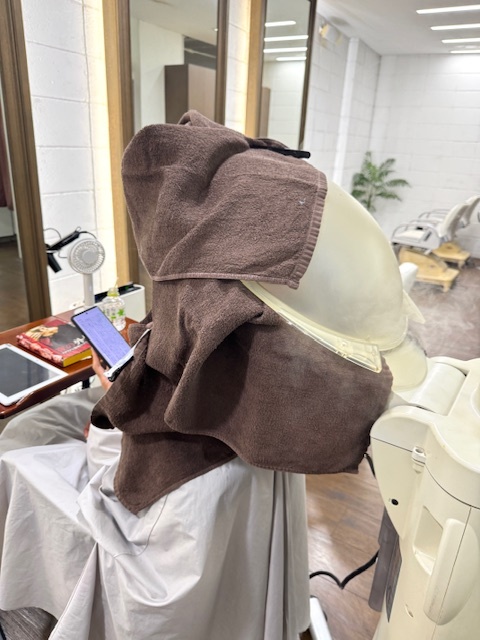 学芸大学 美容室に、Hair Esthe Hi-Deは、あります。学芸大学 美容院に、Hair Esthe Hi-Deはあります。Hair Esthe Hi-Deは目黒区学芸大学駅近くの美容院です。Hair Esthe Hi-Deは目黒区学芸大学駅近くの美容室です。祐天寺美容室近くにも、Hair Esthe Hi-Deはあります。祐天寺美容院近くにも、Hair Esthe Hi-Deはあります。Hair Esthe Hi-Deは髪にやさしく、が綺麗に艶髪になります。Hair Esthe Hi-Deは、カットがとても上手いです。Hair Esthe Hi-Deは、オシャレです。学芸大　美容院　Hair Esthe Hi-Deは、とても人気があります。学芸大　美容室　Hair Esthe Hi-Deは、40代50代60代女性に人気があります。得にボブやショートスタイルが得意で、スタイルがより立体的になります。なので立体感カットが、お客様に人気です。切りっぱなしボブカやマッシュショートも上手いです。なのでショートカットも上手いです。もちろんボブカットも上手いです。カラーも評判よく、ニューアマトラカラーがお客様に高評価です。オーガニックなヘアカラー　香草カラー色葉も人気です。ヘアマニキュアも保湿があり好評です。40代大人女性のお客様が多いです。40代ボブや40代ショートも得意です。50代大人女性も多いです、50代ボブや50代ショートも得意です。50代女性のカットは全般的に得意です。脱白髪染めハイライトカラーも好評です。60代大人女性も多いです。60代女性のカットも得意ですし、上手いと言われます。パーマもとても上手く、　クリープパーマがお客様に高評価クリープパーマしながら、髪は綺麗になります。男性のお客様もいらっしゃいます。男性のお客様は2割位です。Hair Esthe Hi-Deは、オープンした2003年からヘッドスパ「クリームバスヘアエステ」を提供しています。ヘッドスパ「クリームバスヘアエステ」は、頭皮の汚れを落とし且つ頭皮の保湿効果もあり髪に栄養を与え、艶々になります。プレミアム髪質改善トリートメントも大好評です。