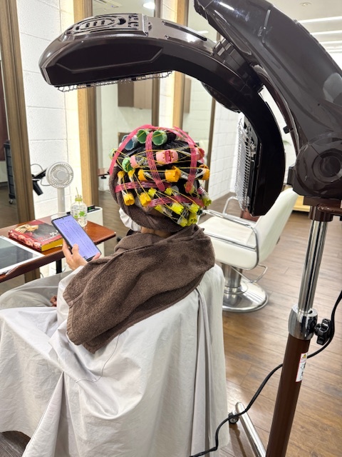 学芸大学 美容室に、Hair Esthe Hi-Deは、あります。学芸大学 美容院に、Hair Esthe Hi-Deはあります。Hair Esthe Hi-Deは目黒区学芸大学駅近くの美容院です。Hair Esthe Hi-Deは目黒区学芸大学駅近くの美容室です。祐天寺美容室近くにも、Hair Esthe Hi-Deはあります。祐天寺美容院近くにも、Hair Esthe Hi-Deはあります。Hair Esthe Hi-Deは髪にやさしく、が綺麗に艶髪になります。Hair Esthe Hi-Deは、カットがとても上手いです。Hair Esthe Hi-Deは、オシャレです。学芸大　美容院　Hair Esthe Hi-Deは、とても人気があります。学芸大　美容室　Hair Esthe Hi-Deは、40代50代60代女性に人気があります。得にボブやショートスタイルが得意で、スタイルがより立体的になります。なので立体感カットが、お客様に人気です。切りっぱなしボブカやマッシュショートも上手いです。なのでショートカットも上手いです。もちろんボブカットも上手いです。カラーも評判よく、ニューアマトラカラーがお客様に高評価です。オーガニックなヘアカラー　香草カラー色葉も人気です。ヘアマニキュアも保湿があり好評です。40代大人女性のお客様が多いです。40代ボブや40代ショートも得意です。50代大人女性も多いです、50代ボブや50代ショートも得意です。50代女性のカットは全般的に得意です。脱白髪染めハイライトカラーも好評です。60代大人女性も多いです。60代女性のカットも得意ですし、上手いと言われます。パーマもとても上手く、　クリープパーマがお客様に高評価クリープパーマしながら、髪は綺麗になります。男性のお客様もいらっしゃいます。男性のお客様は2割位です。Hair Esthe Hi-Deは、オープンした2003年からヘッドスパ「クリームバスヘアエステ」を提供しています。ヘッドスパ「クリームバスヘアエステ」は、頭皮の汚れを落とし且つ頭皮の保湿効果もあり髪に栄養を与え、艶々になります。プレミアム髪質改善トリートメントも大好評です。
