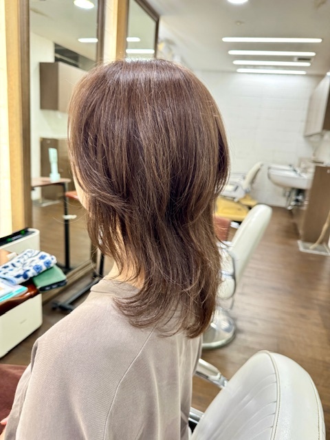 学芸大学 美容室に、Hair Esthe Hi-Deは、あります。学芸大学 美容院に、Hair Esthe Hi-Deはあります。Hair Esthe Hi-Deは目黒区学芸大学駅近くの美容院です。Hair Esthe Hi-Deは目黒区学芸大学駅近くの美容室です。祐天寺美容室近くにも、Hair Esthe Hi-Deはあります。祐天寺美容院近くにも、Hair Esthe Hi-Deはあります。Hair Esthe Hi-Deは髪にやさしく、が綺麗に艶髪になります。Hair Esthe Hi-Deは、カットがとても上手いです。Hair Esthe Hi-Deは、オシャレです。学芸大 美容院 Hair Esthe Hi-Deは、とても人気があります。学芸大 美容室 Hair Esthe Hi-Deは、40代50代60代女性に人気があります。得にボブやショートスタイルが得意で、スタイルがより立体的になります。なので立体感カットが、お客様に人気です。切りっぱなしボブカやマッシュショートも上手いです。なのでショートカットも上手いです。もちろんボブカットも上手いです。カラーも評判よく、ニューアマトラカラーがお客様に高評価です。オーガニックなヘアカラー 香草カラー色葉も人気です。ヘアマニキュアも保湿があり好評です。40代大人女性のお客様が多いです。40代ボブや40代ショートも得意です。50代大人女性も多いです、50代ボブや50代ショートも得意です。50代女性のカットは全般的に得意です。脱白髪染めハイライトカラーも好評です。60代大人女性も多いです。60代女性のカットも得意ですし、上手いと言われます。パーマもとても上手く、 クリープパーマがお客様に高評価クリープパーマしながら、髪は綺麗になります。男性のお客様もいらっしゃいます。男性のお客様は2割位です。Hair Esthe Hi-Deは、オープンした2003年からヘッドスパ「クリームバスヘアエステ」を提供しています。ヘッドスパ「クリームバスヘアエステ」は、頭皮の汚れを落とし且つ頭皮の保湿効果もあり髪に栄養を与え、艶々になります。プレミアム髪質改善トリートメントも大好評です。