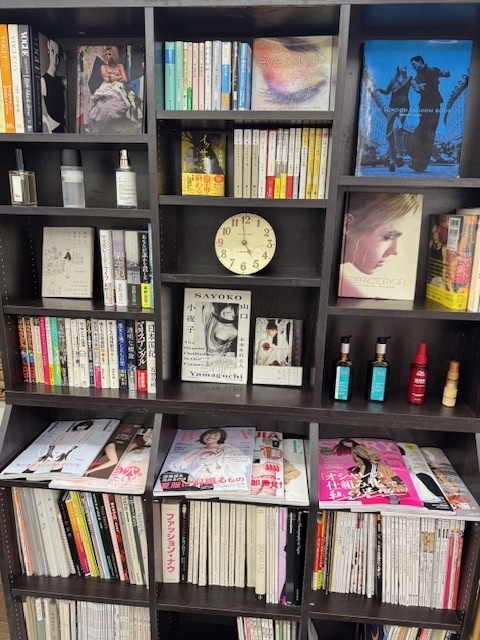 学芸大学 美容室に、Hair Esthe Hi-Deは、あります。学芸大学 美容院に、Hair Esthe Hi-Deはあります。Hair Esthe Hi-Deは目黒区学芸大学駅近くの美容院です。Hair Esthe Hi-Deは目黒区学芸大学駅近くの美容室です。祐天寺美容室近くにも、Hair Esthe Hi-Deはあります。祐天寺美容院近くにも、Hair Esthe Hi-Deはあります。Hair Esthe Hi-Deは髪にやさしく、が綺麗に艶髪になります。Hair Esthe Hi-Deは、カットがとても上手いです。Hair Esthe Hi-Deは、オシャレです。学芸大 美容院 Hair Esthe Hi-Deは、とても人気があります。学芸大 美容室 Hair Esthe Hi-Deは、40代50代60代女性に人気があります。得にボブやショートスタイルが得意で、スタイルがより立体的になります。なので立体感カットが、お客様に人気です。切りっぱなしボブカやマッシュショートも上手いです。なのでショートカットも上手いです。もちろんボブカットも上手いです。カラーも評判よく、ニューアマトラカラーがお客様に高評価です。オーガニックなヘアカラー 香草カラー色葉も人気です。ヘアマニキュアも保湿があり好評です。40代大人女性のお客様が多いです。40代ボブや40代ショートも得意です。50代大人女性も多いです、50代ボブや50代ショートも得意です。50代女性のカットは全般的に得意です。脱白髪染めハイライトカラーも好評です。60代大人女性も多いです。60代女性のカットも得意ですし、上手いと言われます。パーマもとても上手く、 クリープパーマがお客様に高評価クリープパーマしながら、髪は綺麗になります。男性のお客様もいらっしゃいます。男性のお客様は2割位です。Hair Esthe Hi-Deは、オープンした2003年からヘッドスパ「クリームバスヘアエステ」を提供しています。ヘッドスパ「クリームバスヘアエステ」は、頭皮の汚れを落とし且つ頭皮の保湿効果もあり髪に栄養を与え、艶々になります。プレミアム髪質改善トリートメントも大好評です。