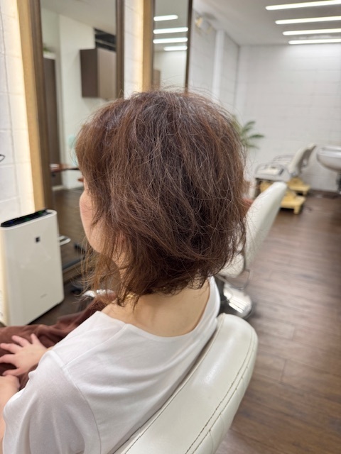 学芸大学 美容室に、Hair Esthe Hi-Deは、あります。学芸大学 美容院に、Hair Esthe Hi-Deはあります。Hair Esthe Hi-Deは目黒区学芸大学駅近くの美容院です。Hair Esthe Hi-Deは目黒区学芸大学駅近くの美容室です。祐天寺美容室近くにも、Hair Esthe Hi-Deはあります。祐天寺美容院近くにも、Hair Esthe Hi-Deはあります。Hair Esthe Hi-Deは髪にやさしく、が綺麗に艶髪になります。Hair Esthe Hi-Deは、カットがとても上手いです。Hair Esthe Hi-Deは、オシャレです。学芸大 美容院 Hair Esthe Hi-Deは、とても人気があります。学芸大 美容室 Hair Esthe Hi-Deは、40代50代60代女性に人気があります。得にボブやショートスタイルが得意で、スタイルがより立体的になります。なので立体感カットが、お客様に人気です。切りっぱなしボブカやマッシュショートも上手いです。なのでショートカットも上手いです。もちろんボブカットも上手いです。カラーも評判よく、ニューアマトラカラーがお客様に高評価です。オーガニックなヘアカラー 香草カラー色葉も人気です。ヘアマニキュアも保湿があり好評です。40代大人女性のお客様が多いです。40代ボブや40代ショートも得意です。50代大人女性も多いです、50代ボブや50代ショートも得意です。50代女性のカットは全般的に得意です。脱白髪染めハイライトカラーも好評です。60代大人女性も多いです。60代女性のカットも得意ですし、上手いと言われます。パーマもとても上手く、 クリープパーマがお客様に高評価クリープパーマしながら、髪は綺麗になります。男性のお客様もいらっしゃいます。男性のお客様は2割位です。Hair Esthe Hi-Deは、オープンした2003年からヘッドスパ「クリームバスヘアエステ」を提供しています。ヘッドスパ「クリームバスヘアエステ」は、頭皮の汚れを落とし且つ頭皮の保湿効果もあり髪に栄養を与え、艶々になります。プレミアム髪質改善トリートメントも大好評です。