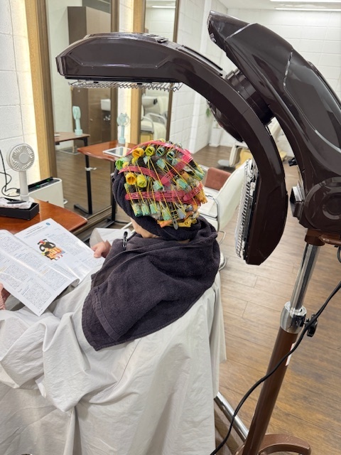 学芸大学 美容室に、Hair Esthe Hi-Deは、あります。学芸大学 美容院に、Hair Esthe Hi-Deはあります。Hair Esthe Hi-Deは目黒区学芸大学駅近くの美容院です。Hair Esthe Hi-Deは目黒区学芸大学駅近くの美容室です。祐天寺美容室近くにも、Hair Esthe Hi-Deはあります。祐天寺美容院近くにも、Hair Esthe Hi-Deはあります。Hair Esthe Hi-Deは髪にやさしく、が綺麗に艶髪になります。Hair Esthe Hi-Deは、カットがとても上手いです。Hair Esthe Hi-Deは、オシャレです。学芸大 美容院 Hair Esthe Hi-Deは、とても人気があります。学芸大 美容室 Hair Esthe Hi-Deは、40代50代60代女性に人気があります。得にボブやショートスタイルが得意で、スタイルがより立体的になります。なので立体感カットが、お客様に人気です。切りっぱなしボブカやマッシュショートも上手いです。なのでショートカットも上手いです。もちろんボブカットも上手いです。カラーも評判よく、ニューアマトラカラーがお客様に高評価です。オーガニックなヘアカラー 香草カラー色葉も人気です。ヘアマニキュアも保湿があり好評です。40代大人女性のお客様が多いです。40代ボブや40代ショートも得意です。50代大人女性も多いです、50代ボブや50代ショートも得意です。50代女性のカットは全般的に得意です。脱白髪染めハイライトカラーも好評です。60代大人女性も多いです。60代女性のカットも得意ですし、上手いと言われます。パーマもとても上手く、 クリープパーマがお客様に高評価クリープパーマしながら、髪は綺麗になります。男性のお客様もいらっしゃいます。男性のお客様は2割位です。Hair Esthe Hi-Deは、オープンした2003年からヘッドスパ「クリームバスヘアエステ」を提供しています。ヘッドスパ「クリームバスヘアエステ」は、頭皮の汚れを落とし且つ頭皮の保湿効果もあり髪に栄養を与え、艶々になります。プレミアム髪質改善トリートメントも大好評です。