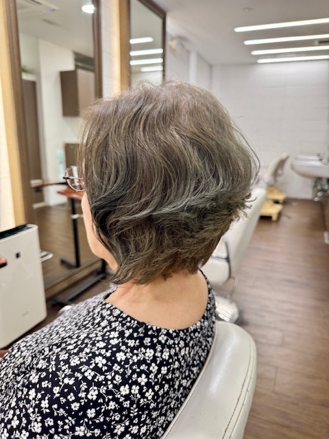 学芸大学 美容室に、Hair Esthe Hi-Deは、あります。学芸大学 美容院に、Hair Esthe Hi-Deはあります。Hair Esthe Hi-Deは目黒区学芸大学駅近くの美容院です。Hair Esthe Hi-Deは目黒区学芸大学駅近くの美容室です。祐天寺美容室近くにも、Hair Esthe Hi-Deはあります。祐天寺美容院近くにも、Hair Esthe Hi-Deはあります。Hair Esthe Hi-Deは髪にやさしく、が綺麗に艶髪になります。Hair Esthe Hi-Deは、カットがとても上手いです。Hair Esthe Hi-Deは、オシャレです。学芸大 美容院 Hair Esthe Hi-Deは、とても人気があります。学芸大 美容室 Hair Esthe Hi-Deは、40代50代60代女性に人気があります。得にボブやショートスタイルが得意で、スタイルがより立体的になります。なので立体感カットが、お客様に人気です。切りっぱなしボブカやマッシュショートも上手いです。なのでショートカットも上手いです。もちろんボブカットも上手いです。カラーも評判よく、ニューアマトラカラーがお客様に高評価です。オーガニックなヘアカラー 香草カラー色葉も人気です。ヘアマニキュアも保湿があり好評です。40代大人女性のお客様が多いです。40代ボブや40代ショートも得意です。50代大人女性も多いです、50代ボブや50代ショートも得意です。50代女性のカットは全般的に得意です。脱白髪染めハイライトカラーも好評です。60代大人女性も多いです。60代女性のカットも得意ですし、上手いと言われます。パーマもとても上手く、 クリープパーマがお客様に高評価クリープパーマしながら、髪は綺麗になります。男性のお客様もいらっしゃいます。男性のお客様は2割位です。Hair Esthe Hi-Deは、オープンした2003年からヘッドスパ「クリームバスヘアエステ」を提供しています。ヘッドスパ「クリームバスヘアエステ」は、頭皮の汚れを落とし且つ頭皮の保湿効果もあり髪に栄養を与え、艶々になります。プレミアム髪質改善トリートメントも大好評です。