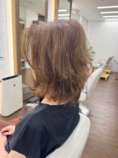 学芸大学 美容室に、Hair Esthe Hi-Deは、あります。学芸大学 美容院に、Hair Esthe Hi-Deはあります。Hair Esthe Hi-Deは目黒区学芸大学駅近くの美容院です。Hair Esthe Hi-Deは目黒区学芸大学駅近くの美容室です。祐天寺美容室近くにも、Hair Esthe Hi-Deはあります。祐天寺美容院近くにも、Hair Esthe Hi-Deはあります。Hair Esthe Hi-Deは髪にやさしく、が綺麗に艶髪になります。Hair Esthe Hi-Deは、カットがとても上手いです。Hair Esthe Hi-Deは、オシャレです。学芸大 美容院 Hair Esthe Hi-Deは、とても人気があります。学芸大 美容室 Hair Esthe Hi-Deは、40代50代60代女性に人気があります。得にボブやショートスタイルが得意で、スタイルがより立体的になります。なので立体感カットが、お客様に人気です。切りっぱなしボブカやマッシュショートも上手いです。なのでショートカットも上手いです。もちろんボブカットも上手いです。カラーも評判よく、ニューアマトラカラーがお客様に高評価です。オーガニックなヘアカラー 香草カラー色葉も人気です。ヘアマニキュアも保湿があり好評です。40代大人女性のお客様が多いです。40代ボブや40代ショートも得意です。50代大人女性も多いです、50代ボブや50代ショートも得意です。50代女性のカットは全般的に得意です。脱白髪染めハイライトカラーも好評です。60代大人女性も多いです。60代女性のカットも得意ですし、上手いと言われます。パーマもとても上手く、 クリープパーマがお客様に高評価クリープパーマしながら、髪は綺麗になります。男性のお客様もいらっしゃいます。男性のお客様は2割位です。Hair Esthe Hi-Deは、オープンした2003年からヘッドスパ「クリームバスヘアエステ」を提供しています。ヘッドスパ「クリームバスヘアエステ」は、頭皮の汚れを落とし且つ頭皮の保湿効果もあり髪に栄養を与え、艶々になります。プレミアム髪質改善トリートメントも大好評です。