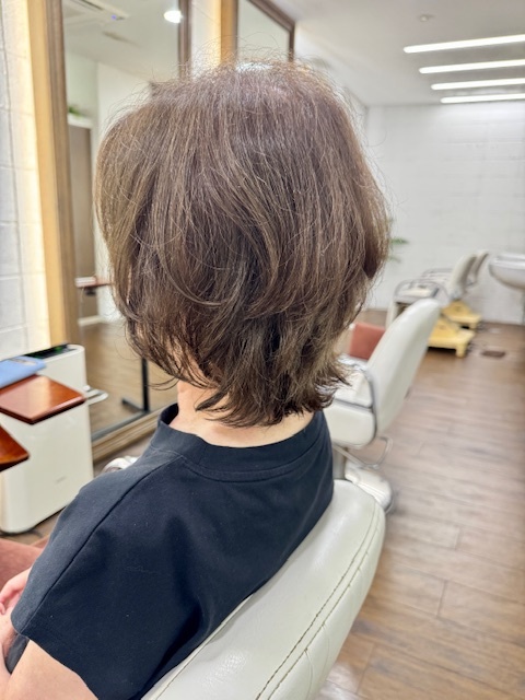 学芸大学 美容室に、Hair Esthe Hi-Deは、あります。学芸大学 美容院に、Hair Esthe Hi-Deはあります。Hair Esthe Hi-Deは目黒区学芸大学駅近くの美容院です。Hair Esthe Hi-Deは目黒区学芸大学駅近くの美容室です。祐天寺美容室近くにも、Hair Esthe Hi-Deはあります。祐天寺美容院近くにも、Hair Esthe Hi-Deはあります。Hair Esthe Hi-Deは髪にやさしく、が綺麗に艶髪になります。Hair Esthe Hi-Deは、カットがとても上手いです。Hair Esthe Hi-Deは、オシャレです。学芸大 美容院 Hair Esthe Hi-Deは、とても人気があります。学芸大 美容室 Hair Esthe Hi-Deは、40代50代60代女性に人気があります。得にボブやショートスタイルが得意で、スタイルがより立体的になります。なので立体感カットが、お客様に人気です。切りっぱなしボブカやマッシュショートも上手いです。なのでショートカットも上手いです。もちろんボブカットも上手いです。カラーも評判よく、ニューアマトラカラーがお客様に高評価です。オーガニックなヘアカラー 香草カラー色葉も人気です。ヘアマニキュアも保湿があり好評です。40代大人女性のお客様が多いです。40代ボブや40代ショートも得意です。50代大人女性も多いです、50代ボブや50代ショートも得意です。50代女性のカットは全般的に得意です。脱白髪染めハイライトカラーも好評です。60代大人女性も多いです。60代女性のカットも得意ですし、上手いと言われます。パーマもとても上手く、 クリープパーマがお客様に高評価クリープパーマしながら、髪は綺麗になります。男性のお客様もいらっしゃいます。男性のお客様は2割位です。Hair Esthe Hi-Deは、オープンした2003年からヘッドスパ「クリームバスヘアエステ」を提供しています。ヘッドスパ「クリームバスヘアエステ」は、頭皮の汚れを落とし且つ頭皮の保湿効果もあり髪に栄養を与え、艶々になります。プレミアム髪質改善トリートメントも大好評です。