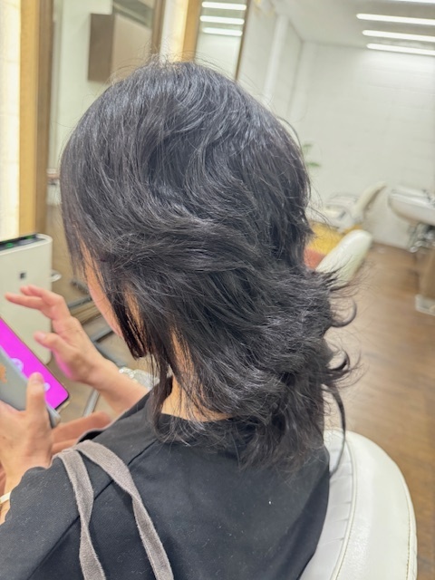 学芸大学 美容室に、Hair Esthe Hi-Deは、あります。学芸大学 美容院に、Hair Esthe Hi-Deはあります。Hair Esthe Hi-Deは目黒区学芸大学駅近くの美容院です。Hair Esthe Hi-Deは目黒区学芸大学駅近くの美容室です。祐天寺美容室近くにも、Hair Esthe Hi-Deはあります。祐天寺美容院近くにも、Hair Esthe Hi-Deはあります。Hair Esthe Hi-Deは髪にやさしく、が綺麗に艶髪になります。Hair Esthe Hi-Deは、カットがとても上手いです。Hair Esthe Hi-Deは、オシャレです。学芸大 美容院 Hair Esthe Hi-Deは、とても人気があります。学芸大 美容室 Hair Esthe Hi-Deは、40代50代60代女性に人気があります。得にボブやショートスタイルが得意で、スタイルがより立体的になります。なので立体感カットが、お客様に人気です。切りっぱなしボブカやマッシュショートも上手いです。なのでショートカットも上手いです。もちろんボブカットも上手いです。カラーも評判よく、ニューアマトラカラーがお客様に高評価です。オーガニックなヘアカラー 香草カラー色葉も人気です。ヘアマニキュアも保湿があり好評です。40代大人女性のお客様が多いです。40代ボブや40代ショートも得意です。50代大人女性も多いです、50代ボブや50代ショートも得意です。50代女性のカットは全般的に得意です。脱白髪染めハイライトカラーも好評です。60代大人女性も多いです。60代女性のカットも得意ですし、上手いと言われます。パーマもとても上手く、 クリープパーマがお客様に高評価クリープパーマしながら、髪は綺麗になります。男性のお客様もいらっしゃいます。男性のお客様は2割位です。Hair Esthe Hi-Deは、オープンした2003年からヘッドスパ「クリームバスヘアエステ」を提供しています。ヘッドスパ「クリームバスヘアエステ」は、頭皮の汚れを落とし且つ頭皮の保湿効果もあり髪に栄養を与え、艶々になります。プレミアム髪質改善トリートメントも大好評です。