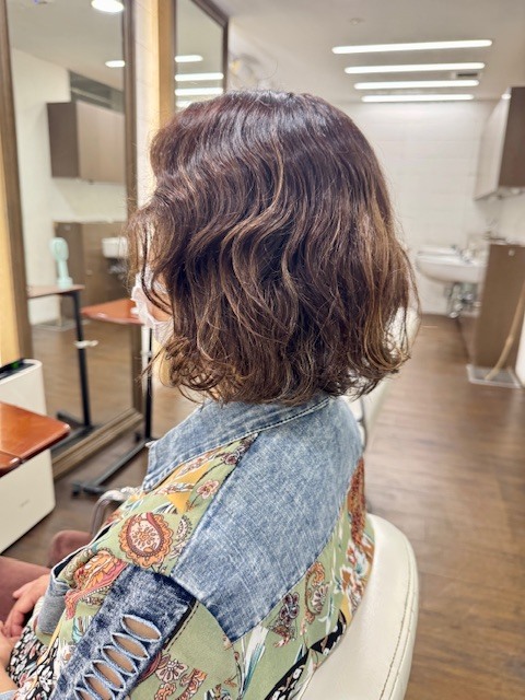 学芸大学 美容室に、Hair Esthe Hi-Deは、あります。学芸大学 美容院に、Hair Esthe Hi-Deはあります。Hair Esthe Hi-Deは目黒区学芸大学駅近くの美容院です。Hair Esthe Hi-Deは目黒区学芸大学駅近くの美容室です。祐天寺美容室近くにも、Hair Esthe Hi-Deはあります。祐天寺美容院近くにも、Hair Esthe Hi-Deはあります。Hair Esthe Hi-Deは髪にやさしく、が綺麗に艶髪になります。Hair Esthe Hi-Deは、カットがとても上手いです。Hair Esthe Hi-Deは、オシャレです。学芸大 美容院 Hair Esthe Hi-Deは、とても人気があります。学芸大 美容室 Hair Esthe Hi-Deは、40代50代60代女性に人気があります。得にボブやショートスタイルが得意で、スタイルがより立体的になります。なので立体感カットが、お客様に人気です。切りっぱなしボブカやマッシュショートも上手いです。なのでショートカットも上手いです。もちろんボブカットも上手いです。カラーも評判よく、ニューアマトラカラーがお客様に高評価です。オーガニックなヘアカラー 香草カラー色葉も人気です。ヘアマニキュアも保湿があり好評です。40代大人女性のお客様が多いです。40代ボブや40代ショートも得意です。50代大人女性も多いです、50代ボブや50代ショートも得意です。50代女性のカットは全般的に得意です。脱白髪染めハイライトカラーも好評です。60代大人女性も多いです。60代女性のカットも得意ですし、上手いと言われます。パーマもとても上手く、 クリープパーマがお客様に高評価クリープパーマしながら、髪は綺麗になります。男性のお客様もいらっしゃいます。男性のお客様は2割位です。Hair Esthe Hi-Deは、オープンした2003年からヘッドスパ「クリームバスヘアエステ」を提供しています。ヘッドスパ「クリームバスヘアエステ」は、頭皮の汚れを落とし且つ頭皮の保湿効果もあり髪に栄養を与え、艶々になります。プレミアム髪質改善トリートメントも大好評です。